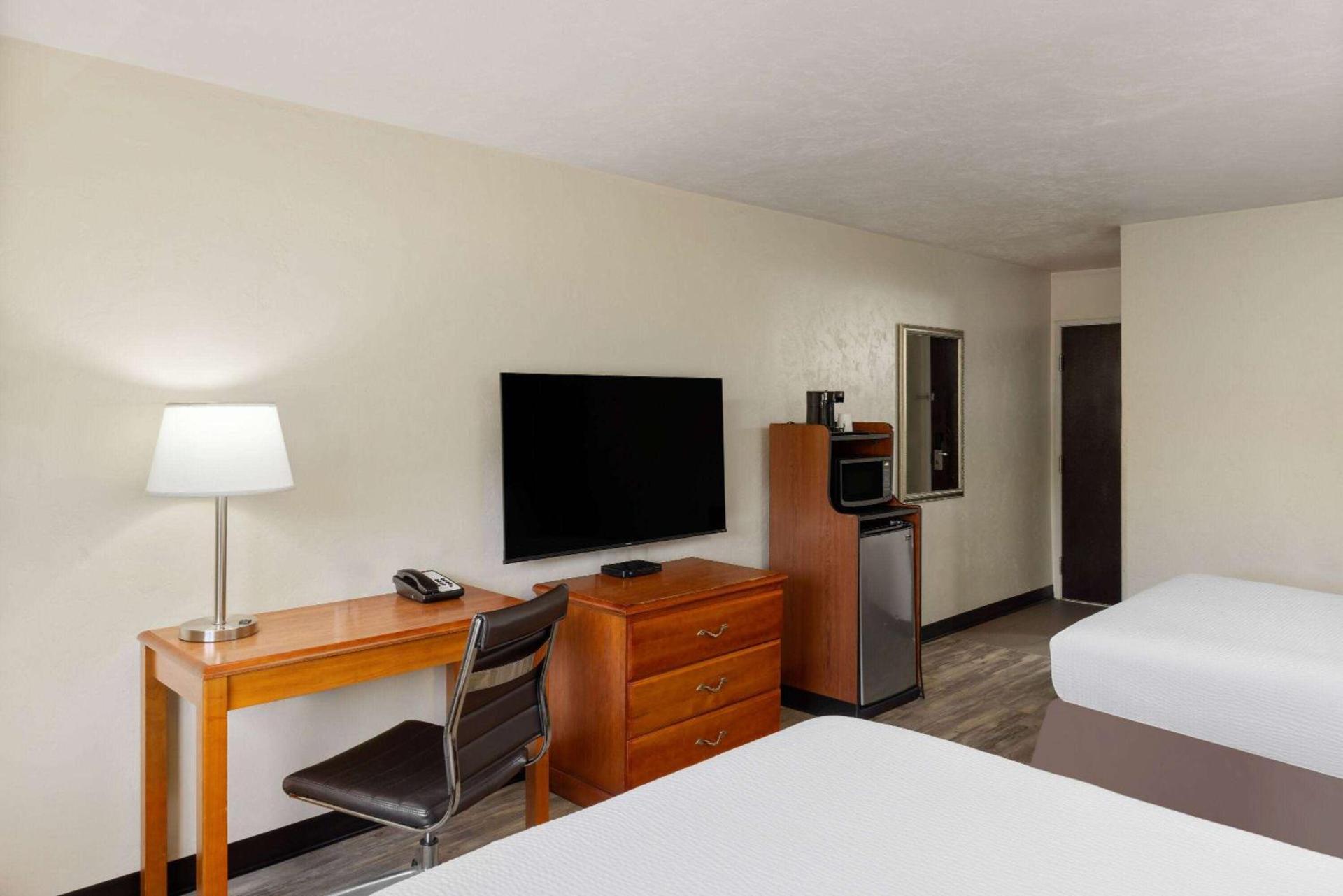 Super 8 by Wyndham Roseburg photo 14