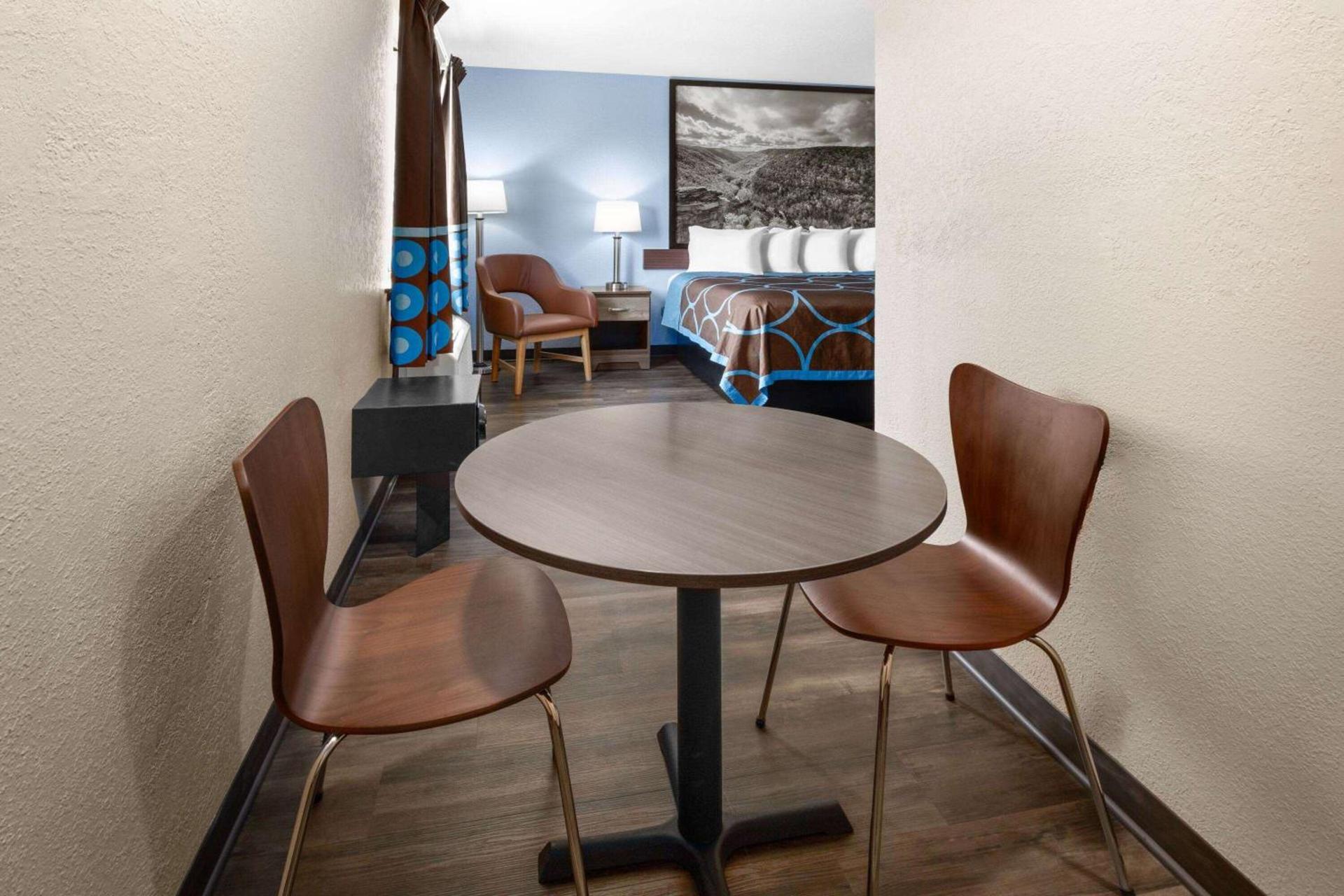 Super 8 by Wyndham Fairmont photo 21