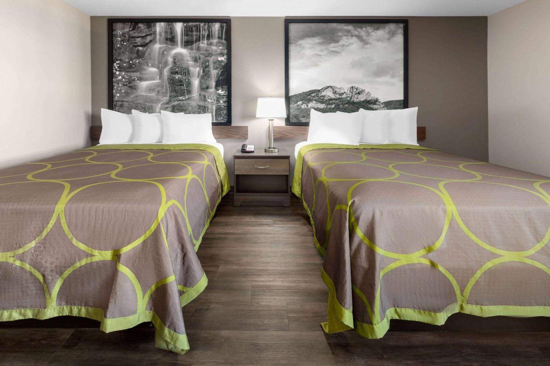 Super 8 by Wyndham Fairmont photo 22