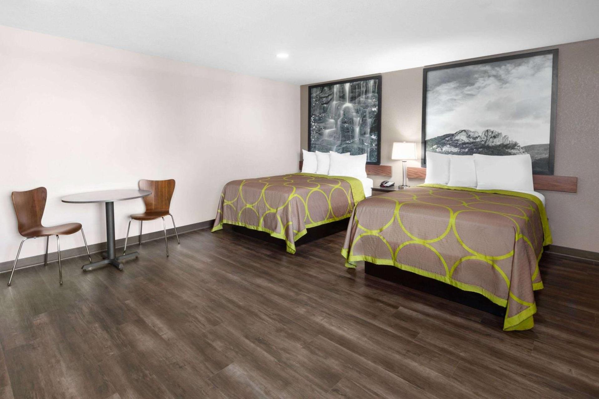 Super 8 by Wyndham Fairmont photo 24
