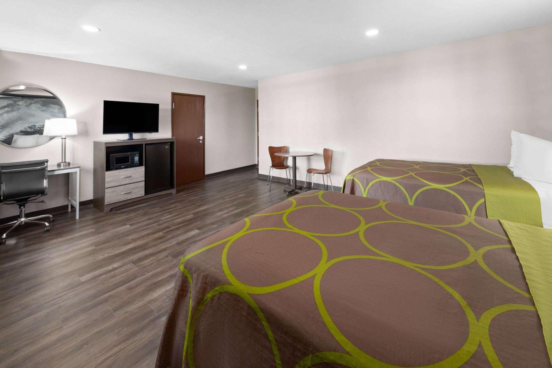 Super 8 by Wyndham Fairmont photo 25