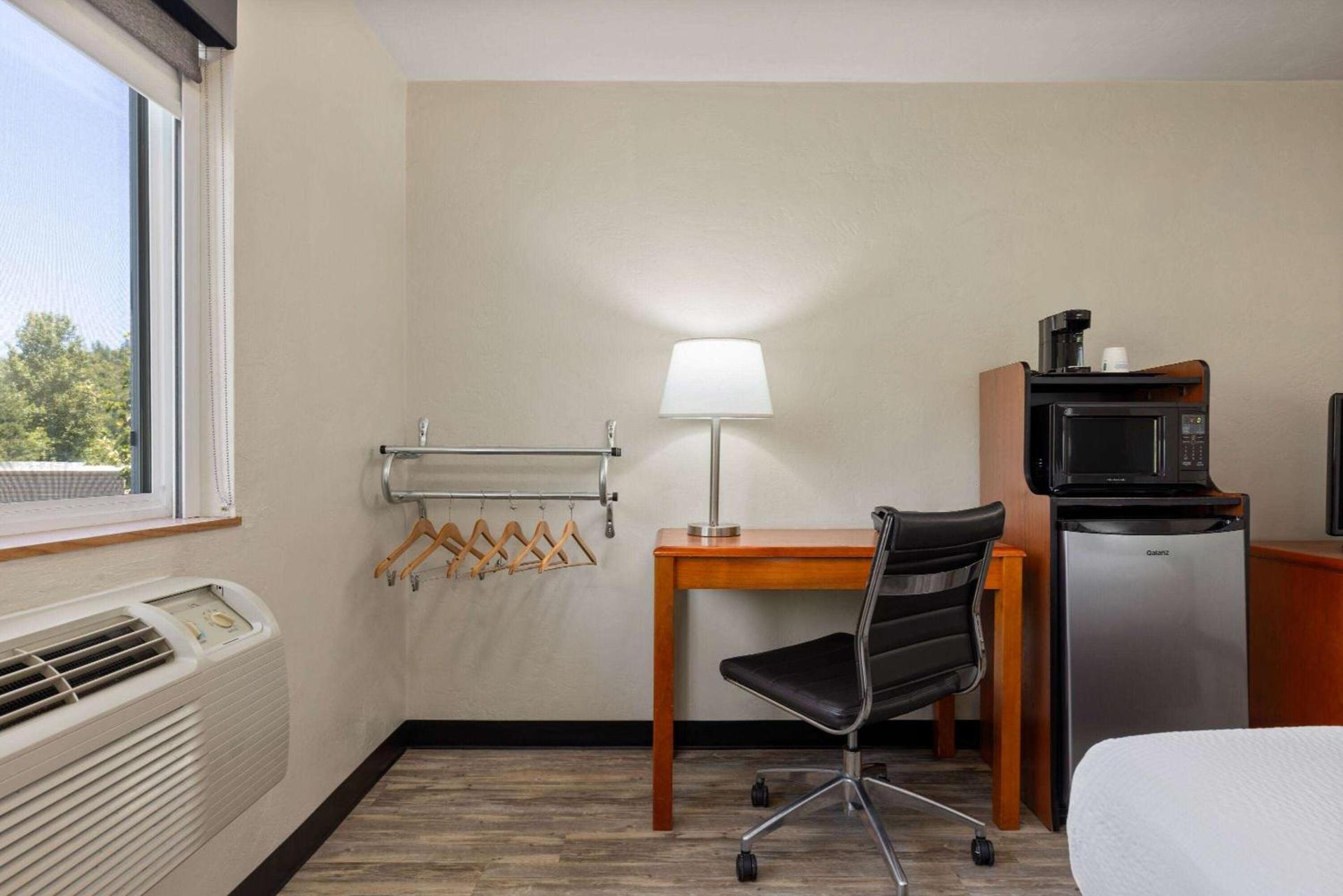 Super 8 by Wyndham Roseburg photo 21