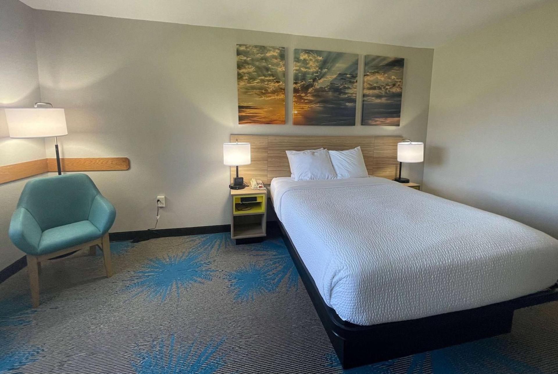 Days Inn by Wyndham Imlay City photo 11