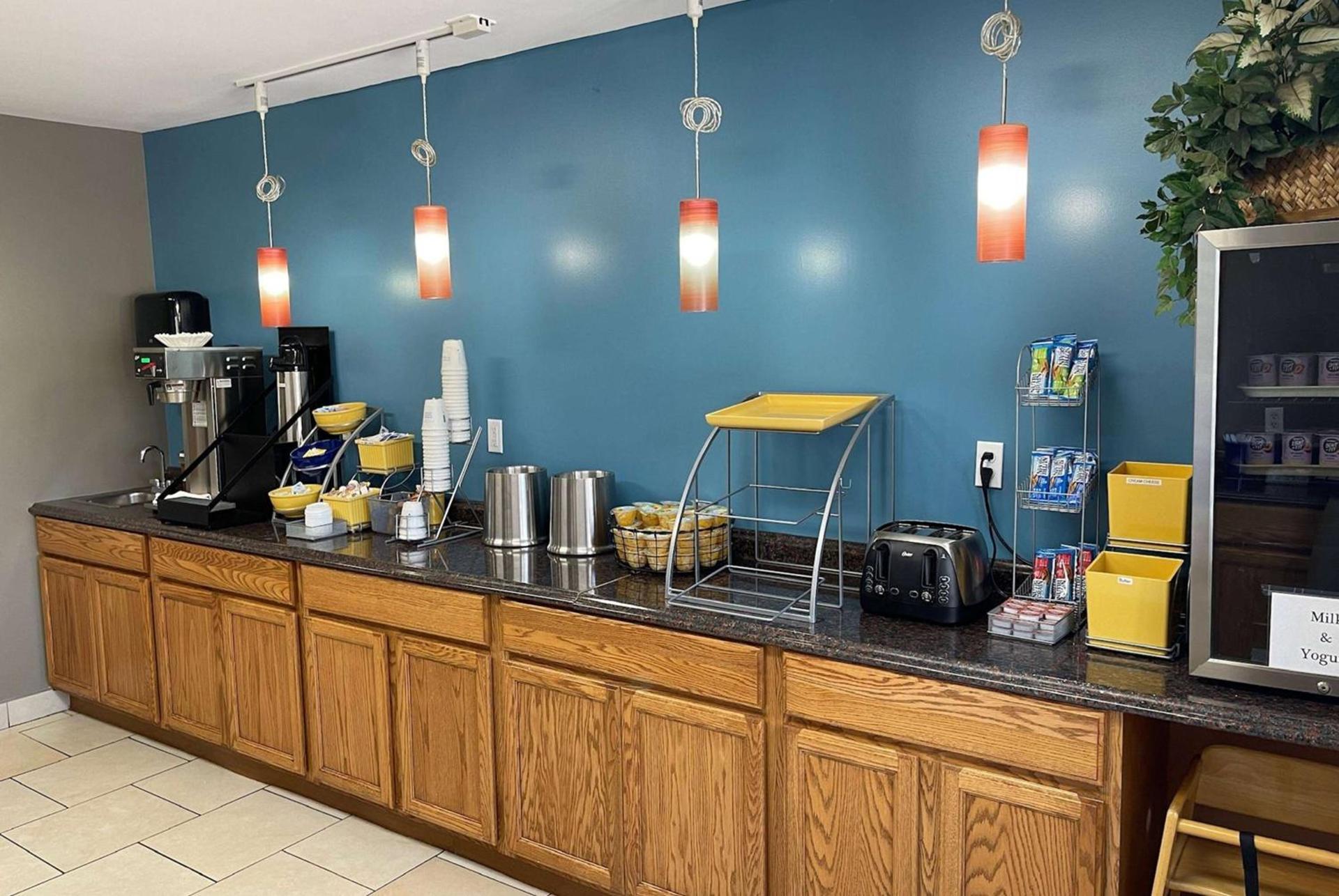 Days Inn by Wyndham Imlay City photo 7