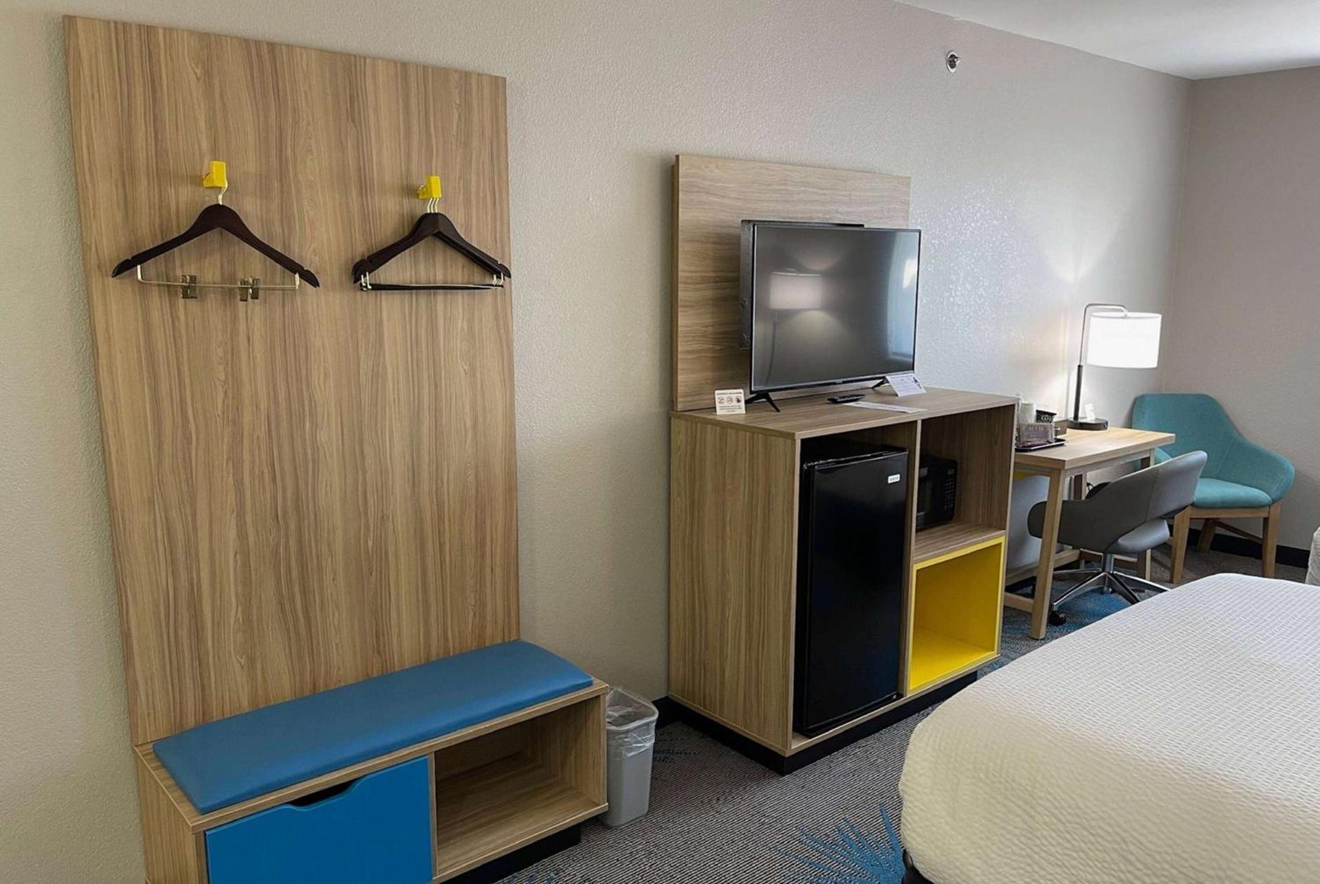 Days Inn by Wyndham Imlay City photo 17