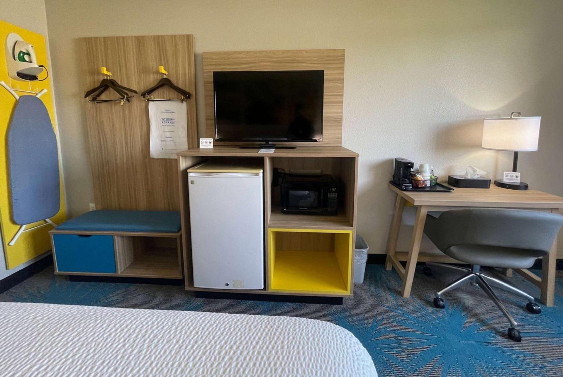 Days Inn by Wyndham Imlay City photo 20