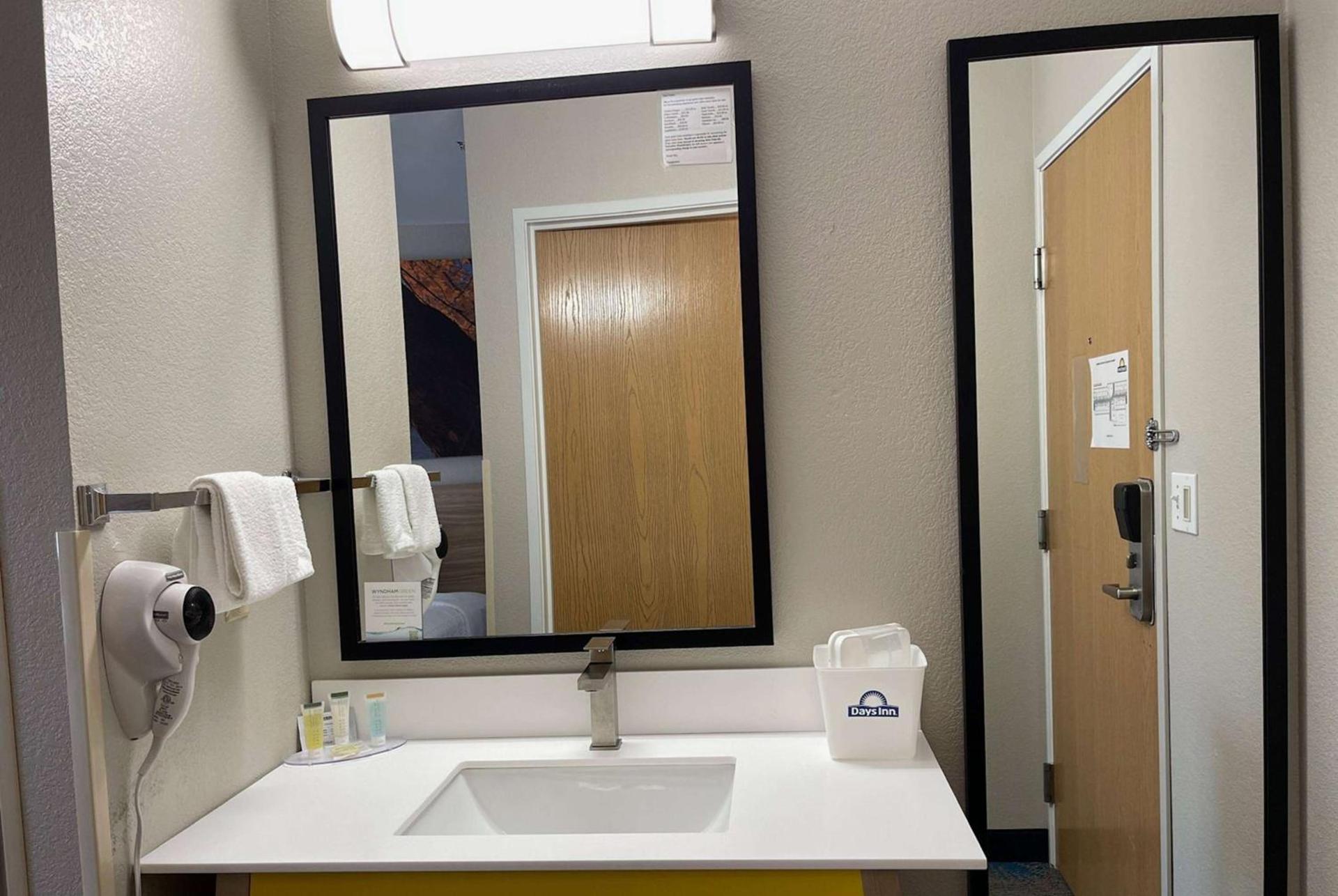 Days Inn by Wyndham Imlay City photo 24