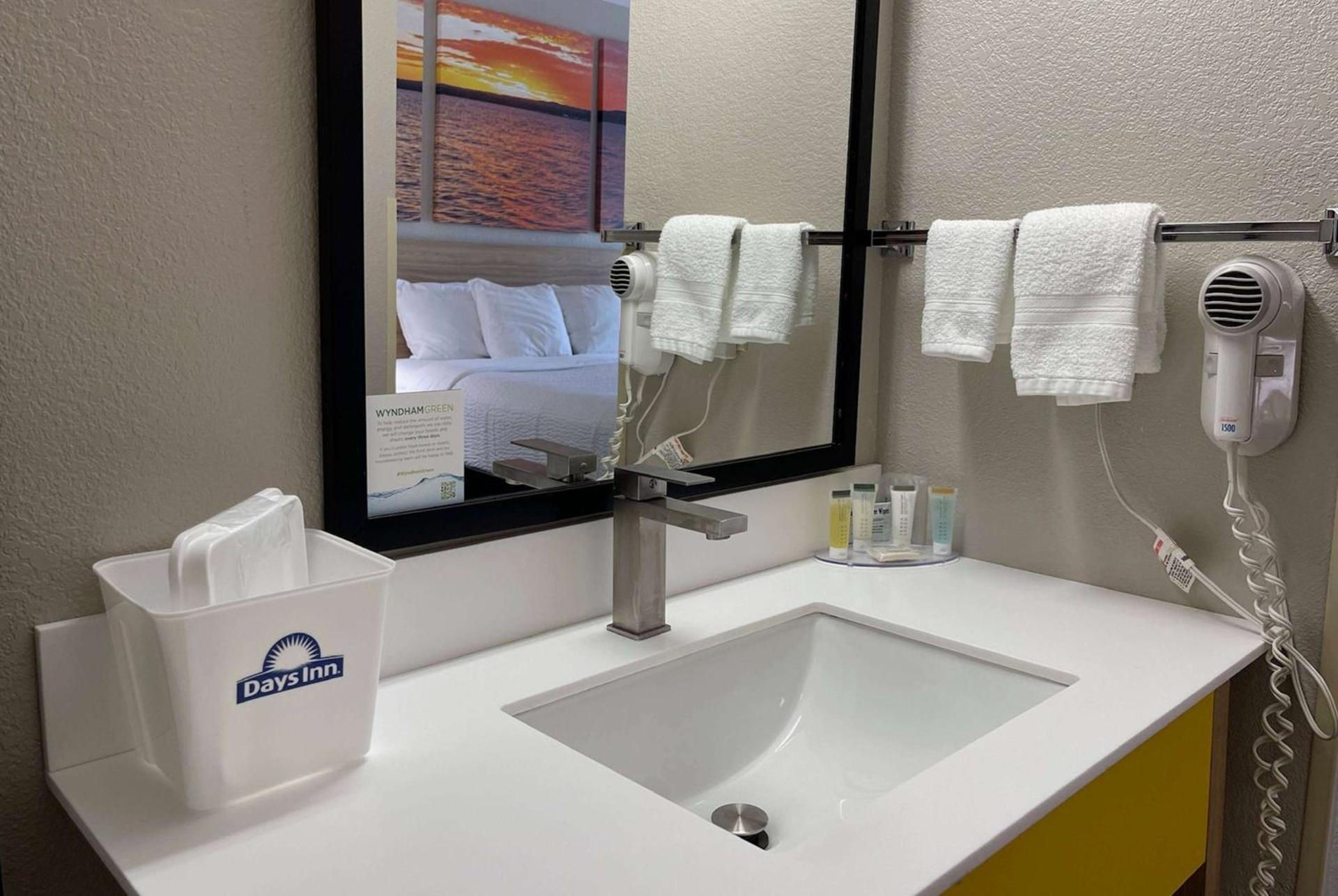Days Inn by Wyndham Imlay City photo 27