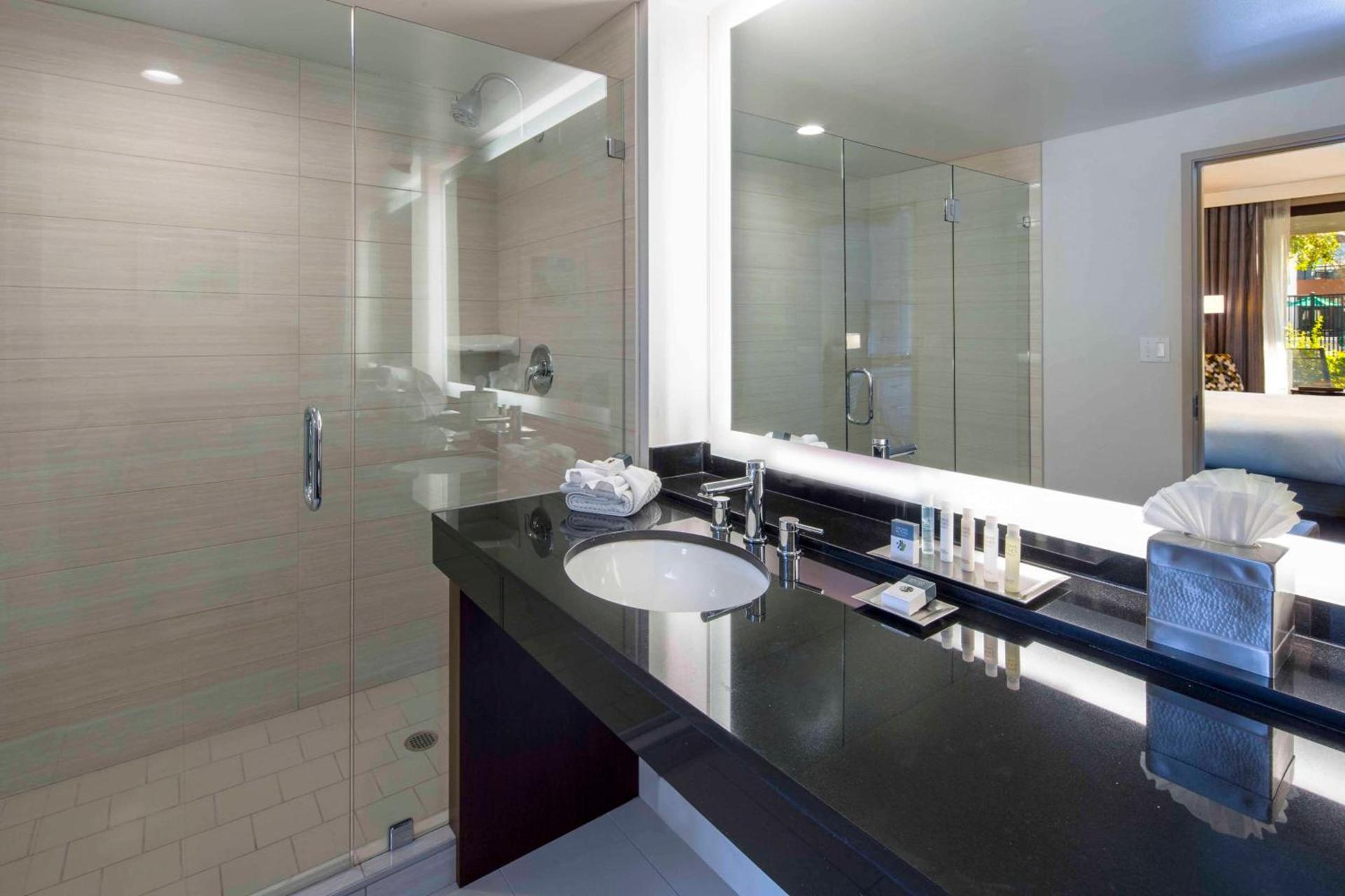 DoubleTree by Hilton Newark-Fremont photo 40