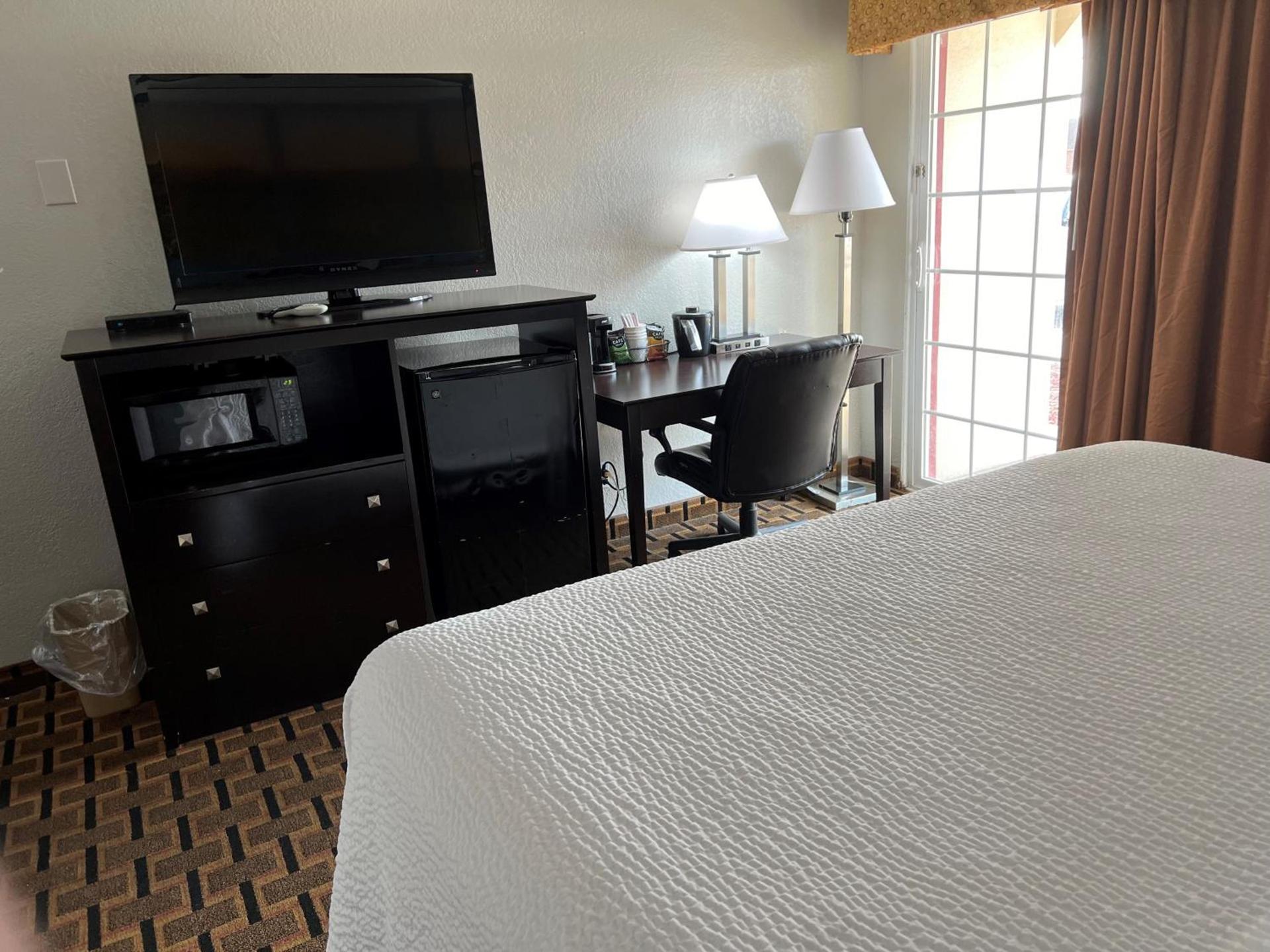 Days Inn by Wyndham Joplin photo 53