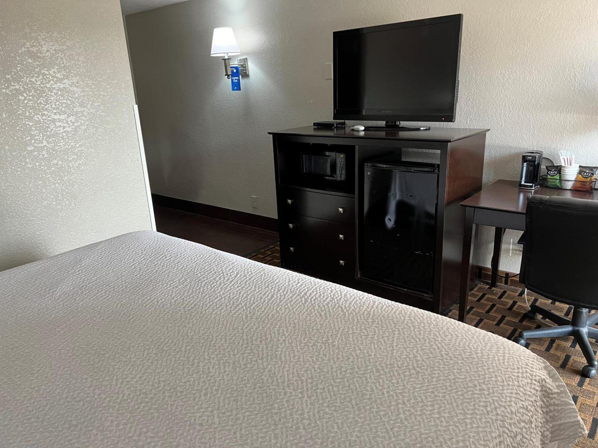 Days Inn by Wyndham Joplin photo 54