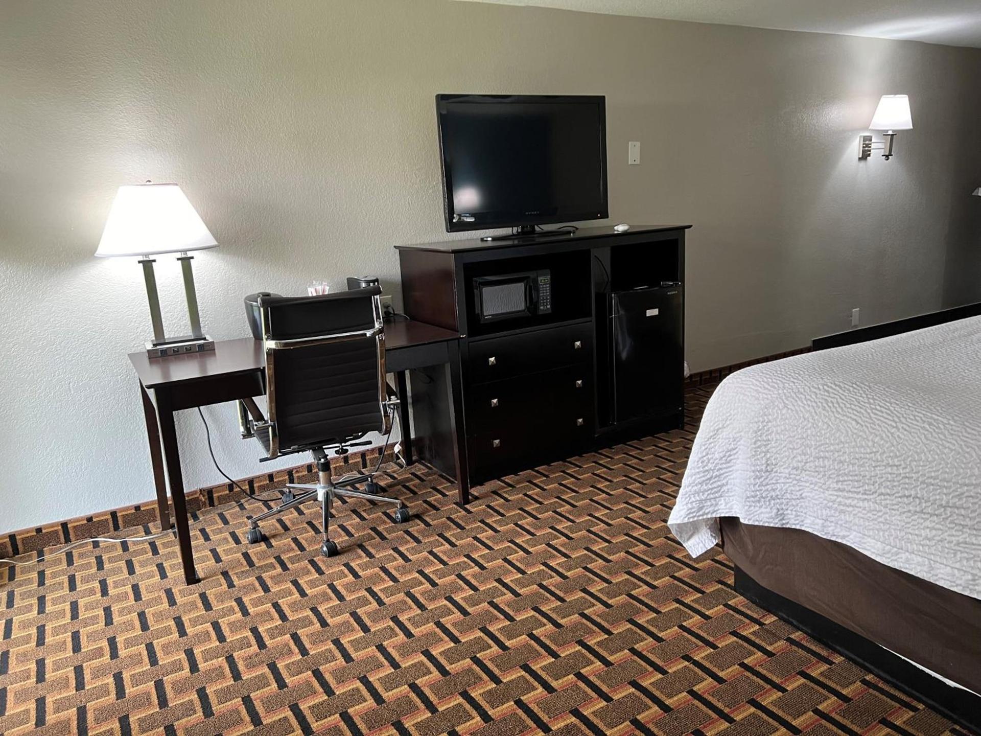 Days Inn by Wyndham Joplin photo 57