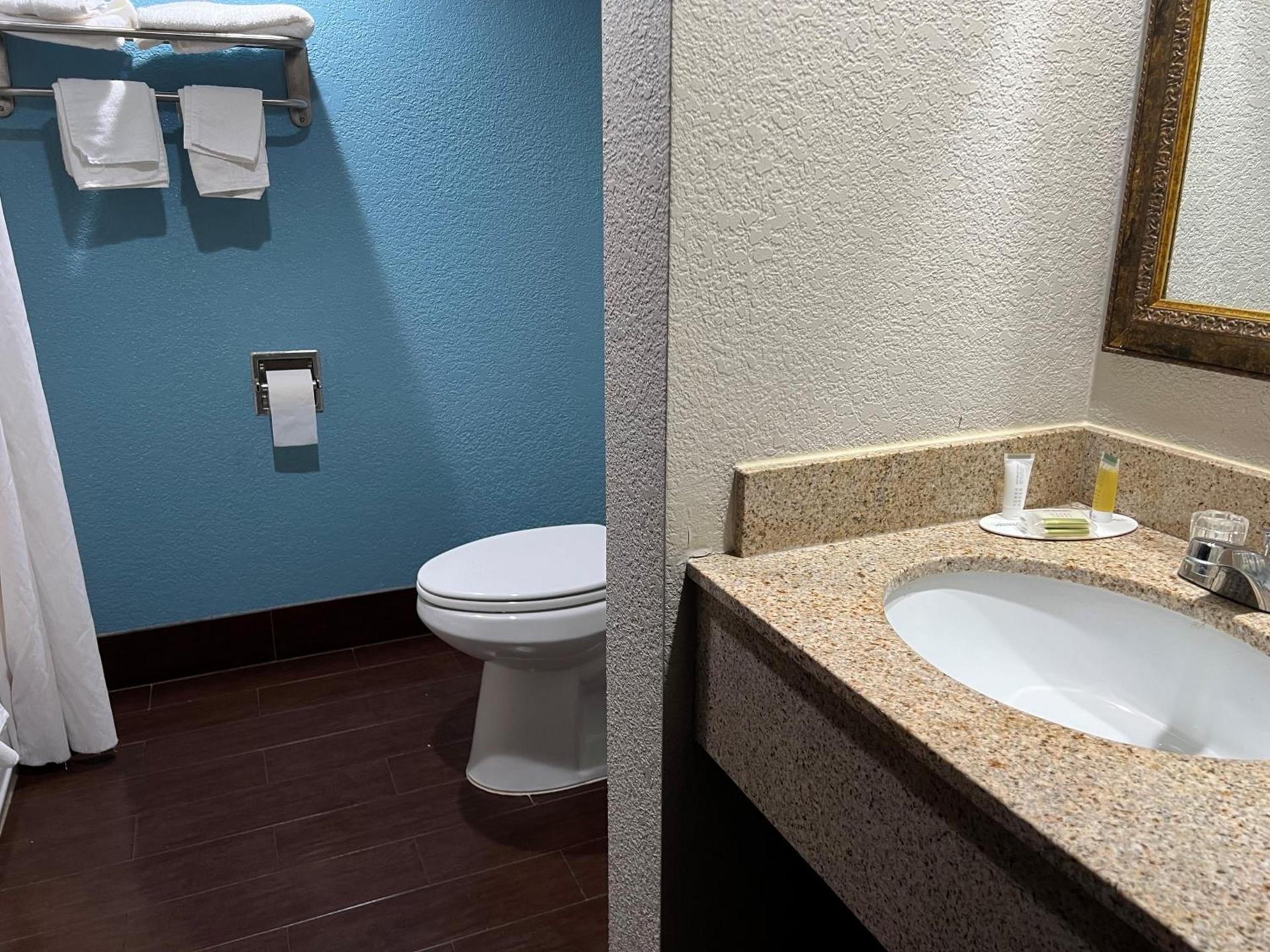 Days Inn by Wyndham Joplin photo 58