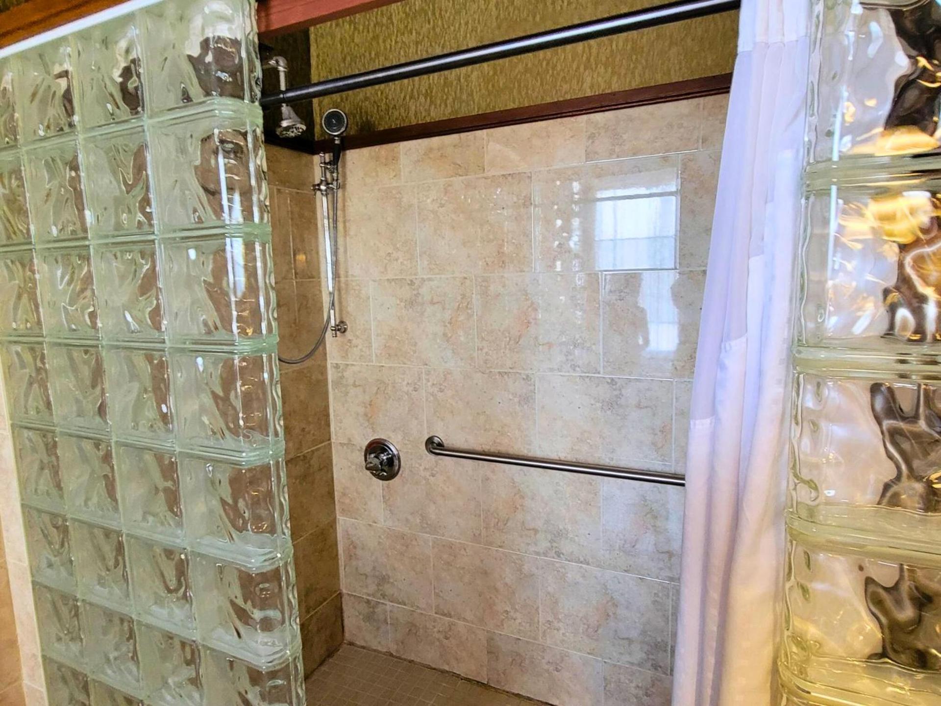 Altland House Inn & Suites photo 45
