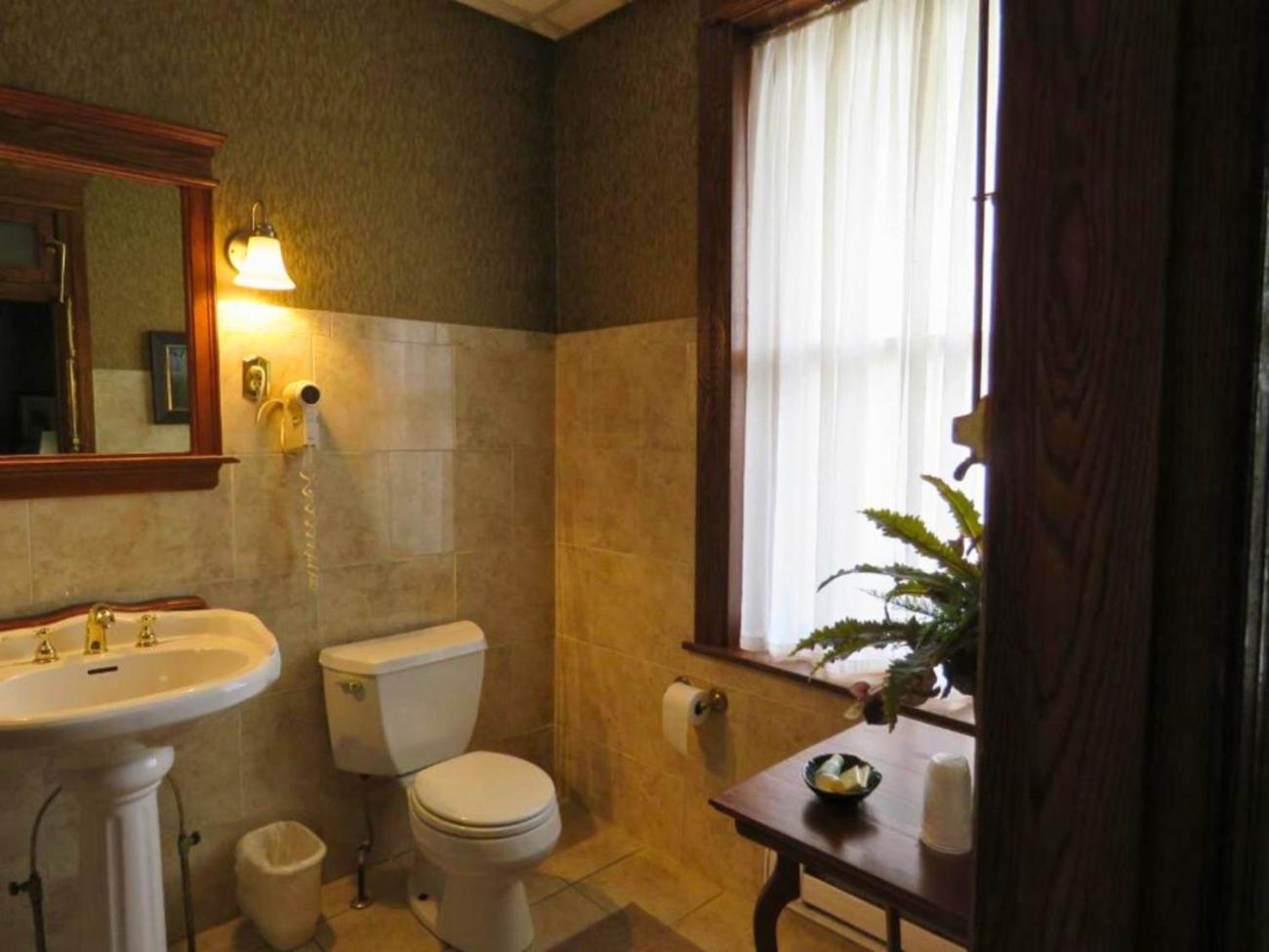 Altland House Inn & Suites photo 46