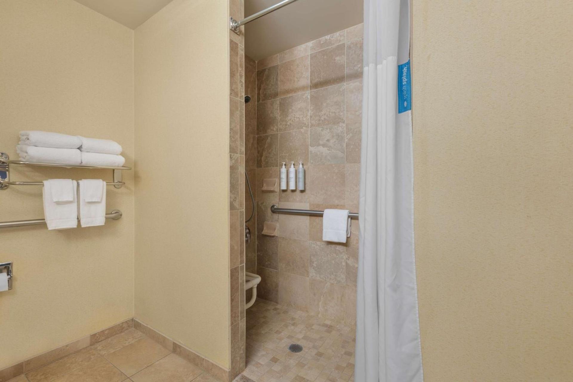 Hampton Inn Pendleton photo 10