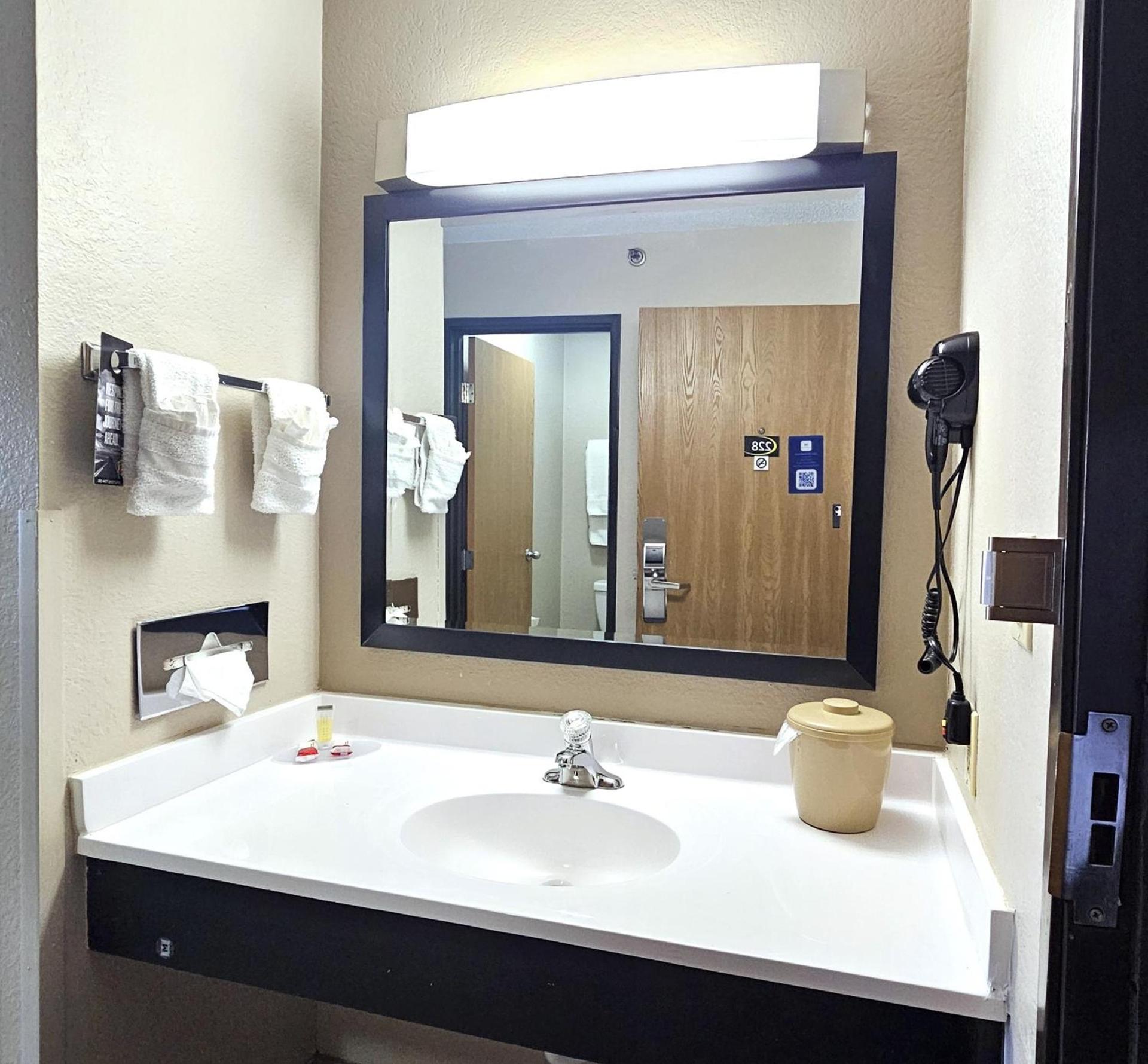 Super 8 by Wyndham Elgin photo 27