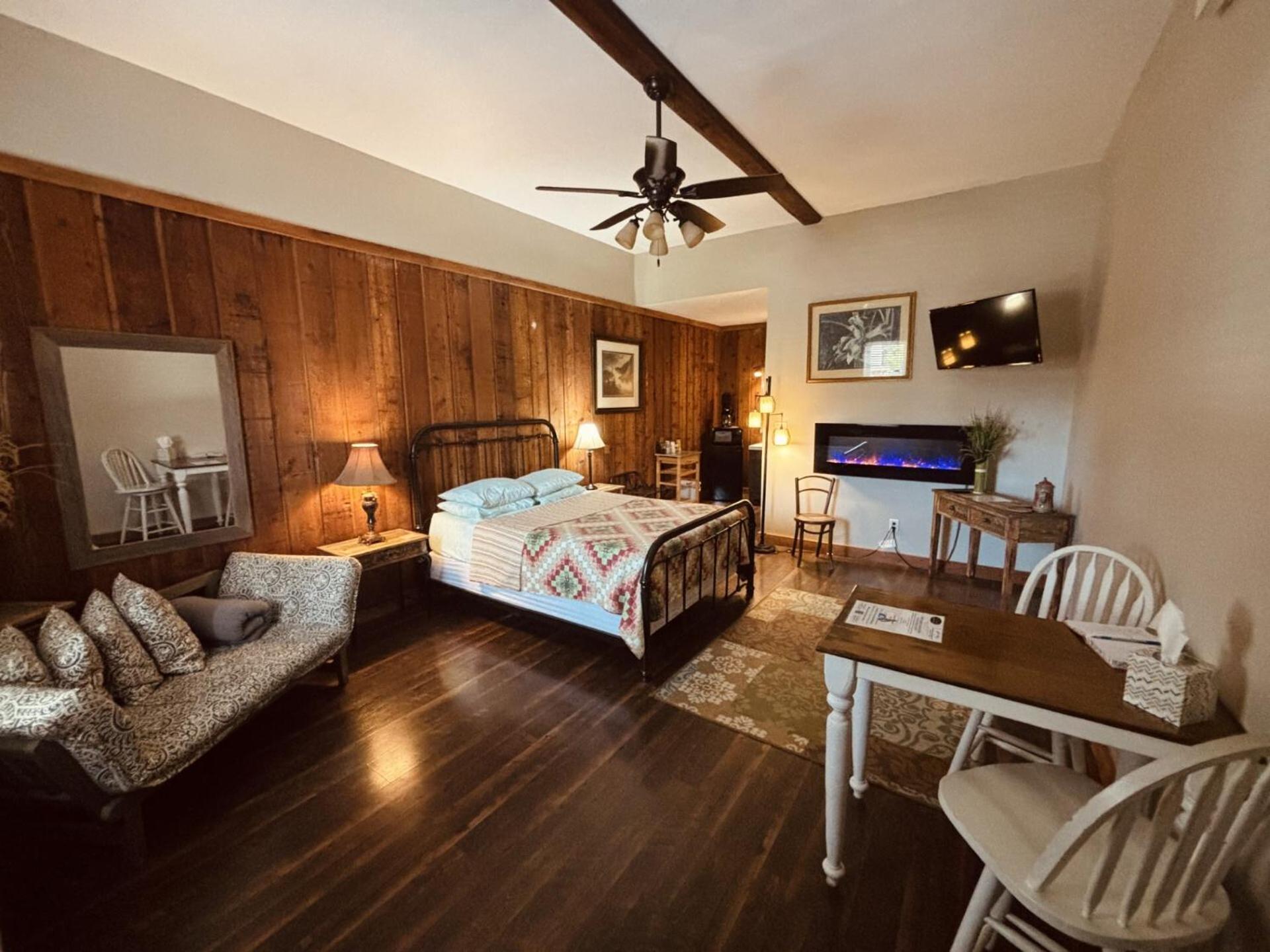 The Iris Garden Downtown Cottages and Suites photo 17