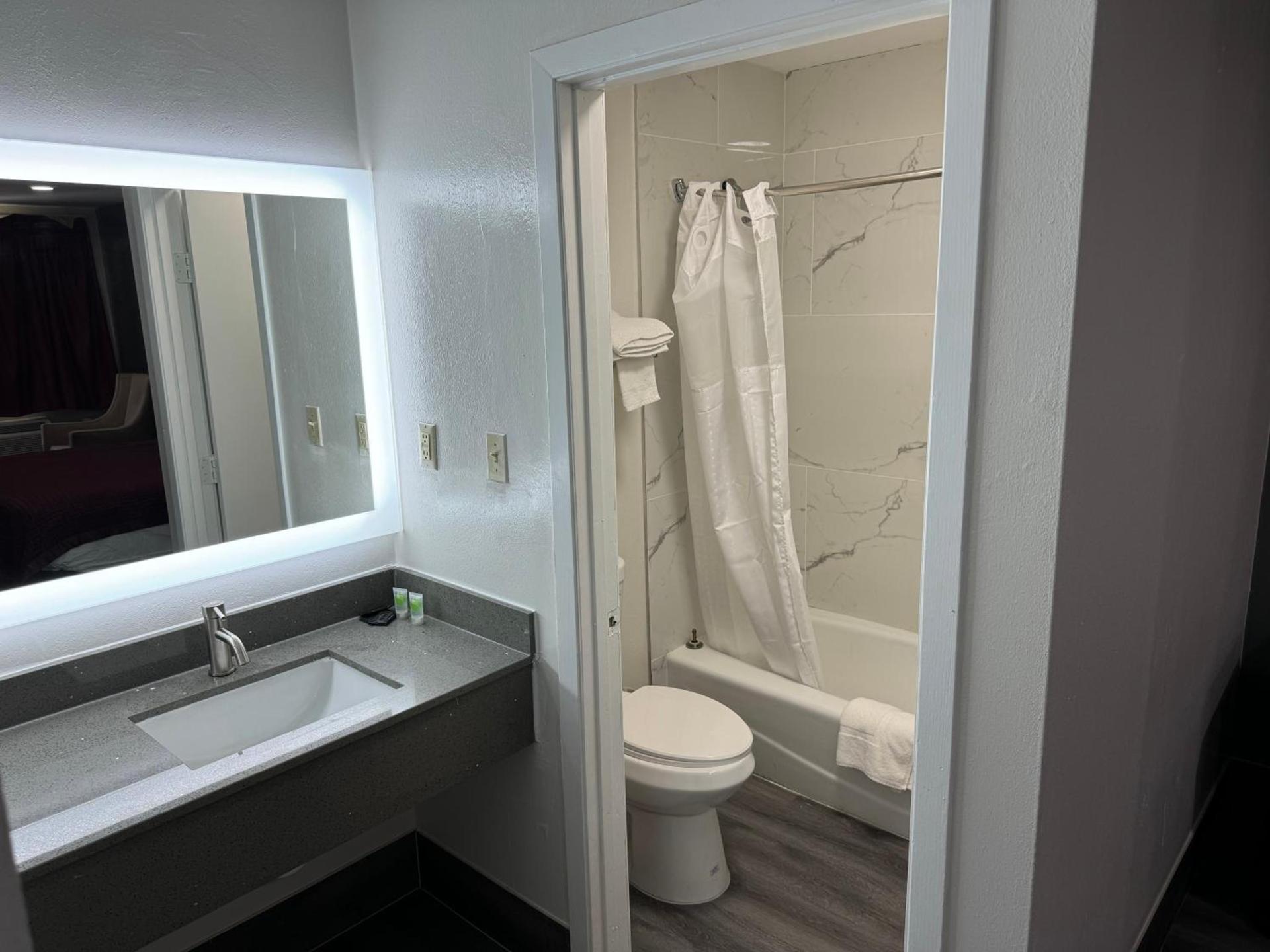 American Inn-Sealy photo 6