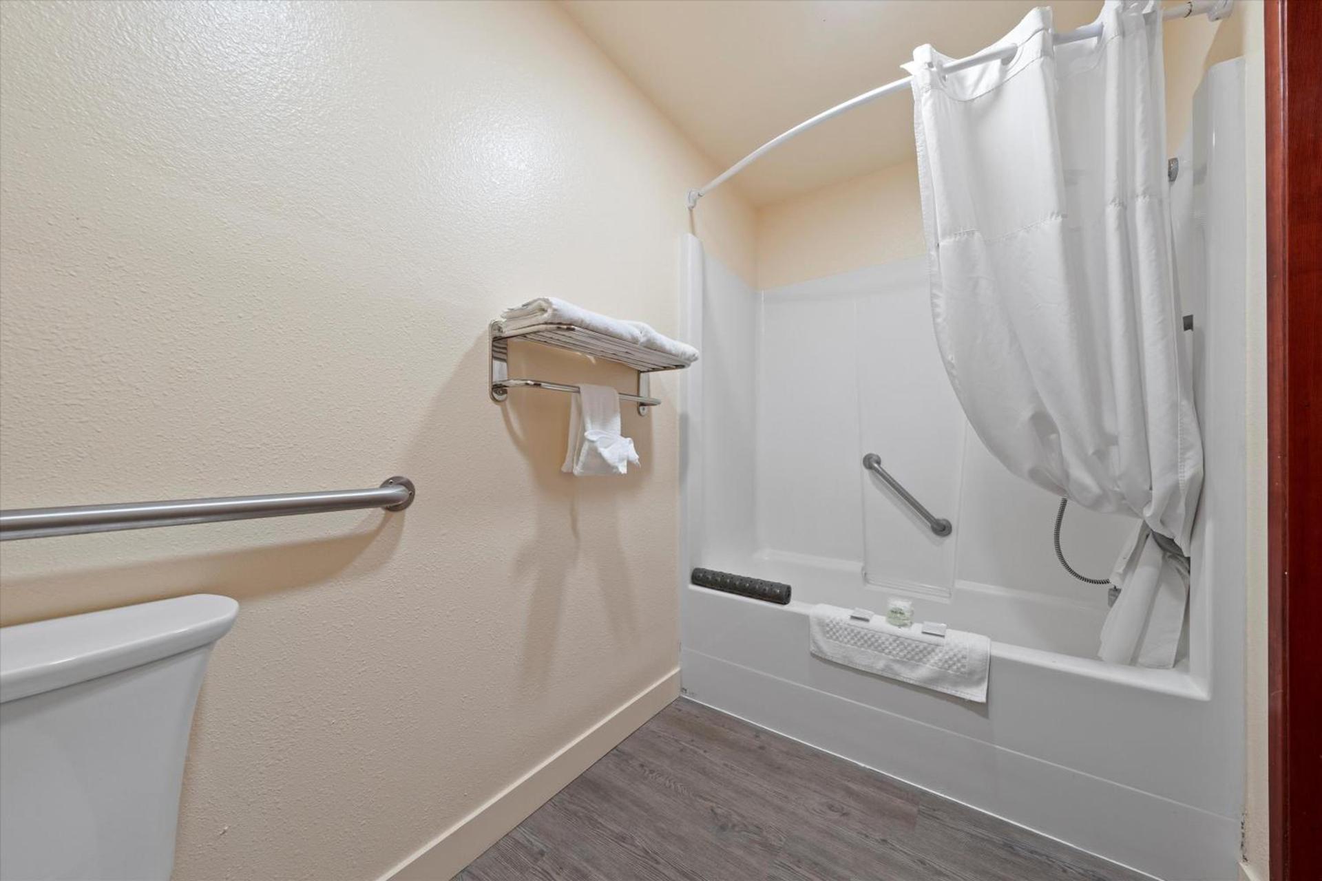 Quincy INN and Suites photo 14