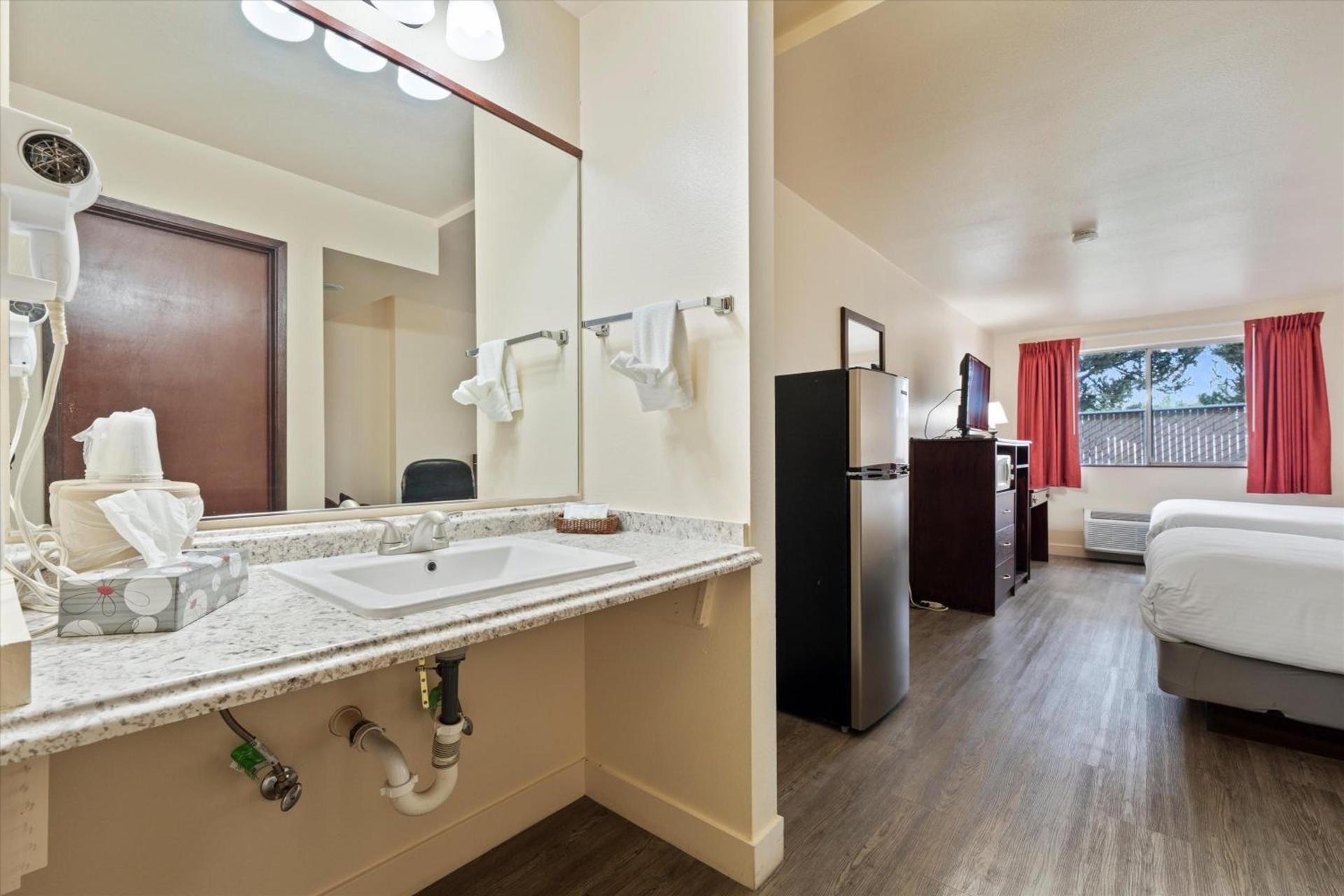 Quincy INN and Suites photo 20
