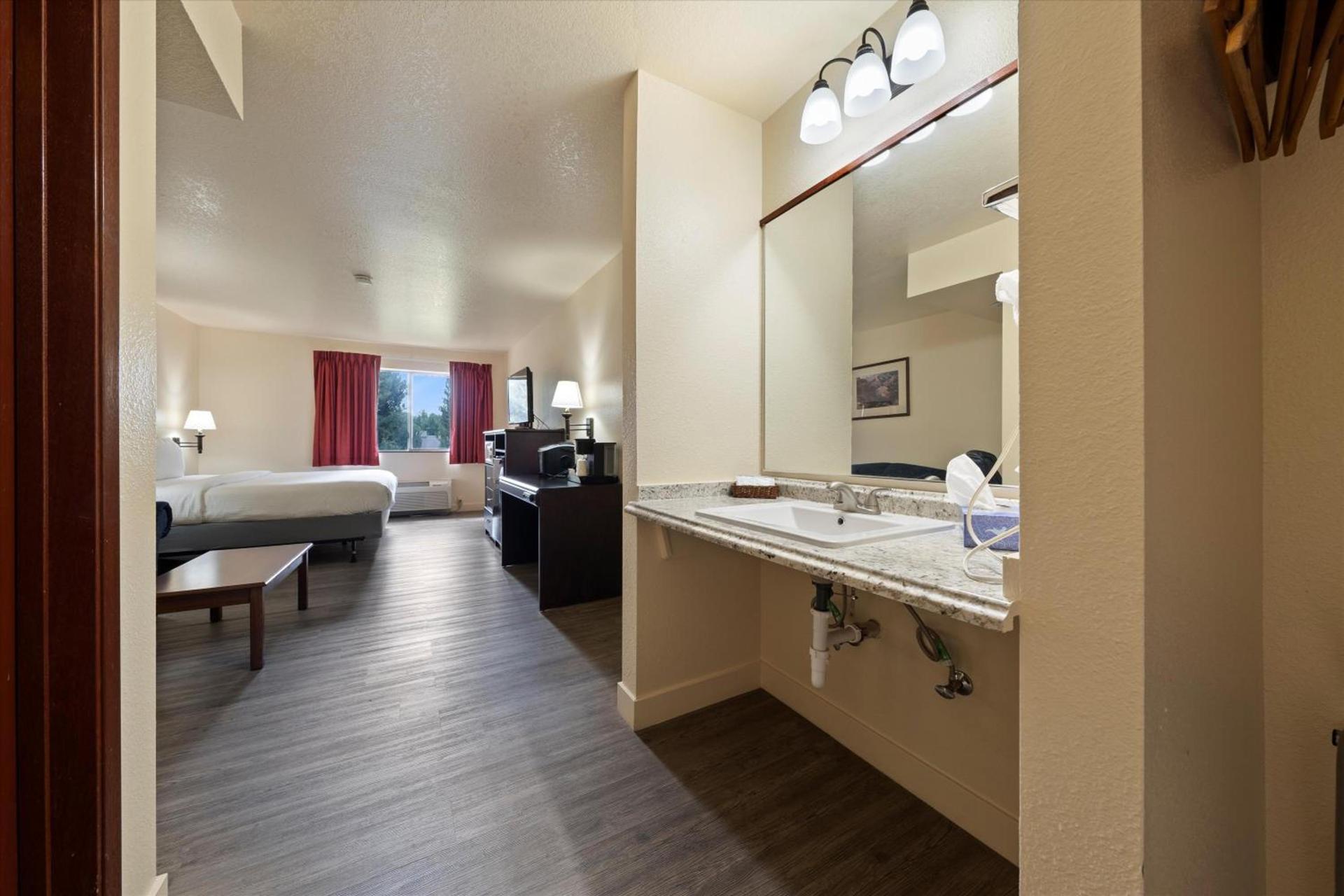 Quincy INN and Suites photo 18