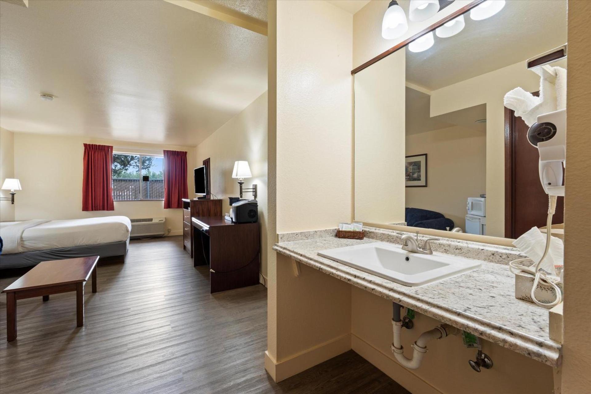 Quincy INN and Suites photo 15