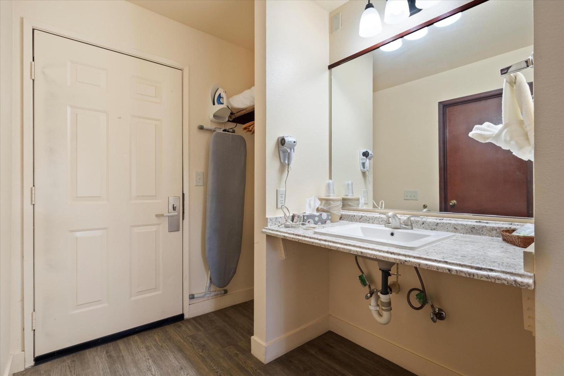 Quincy INN and Suites photo 63