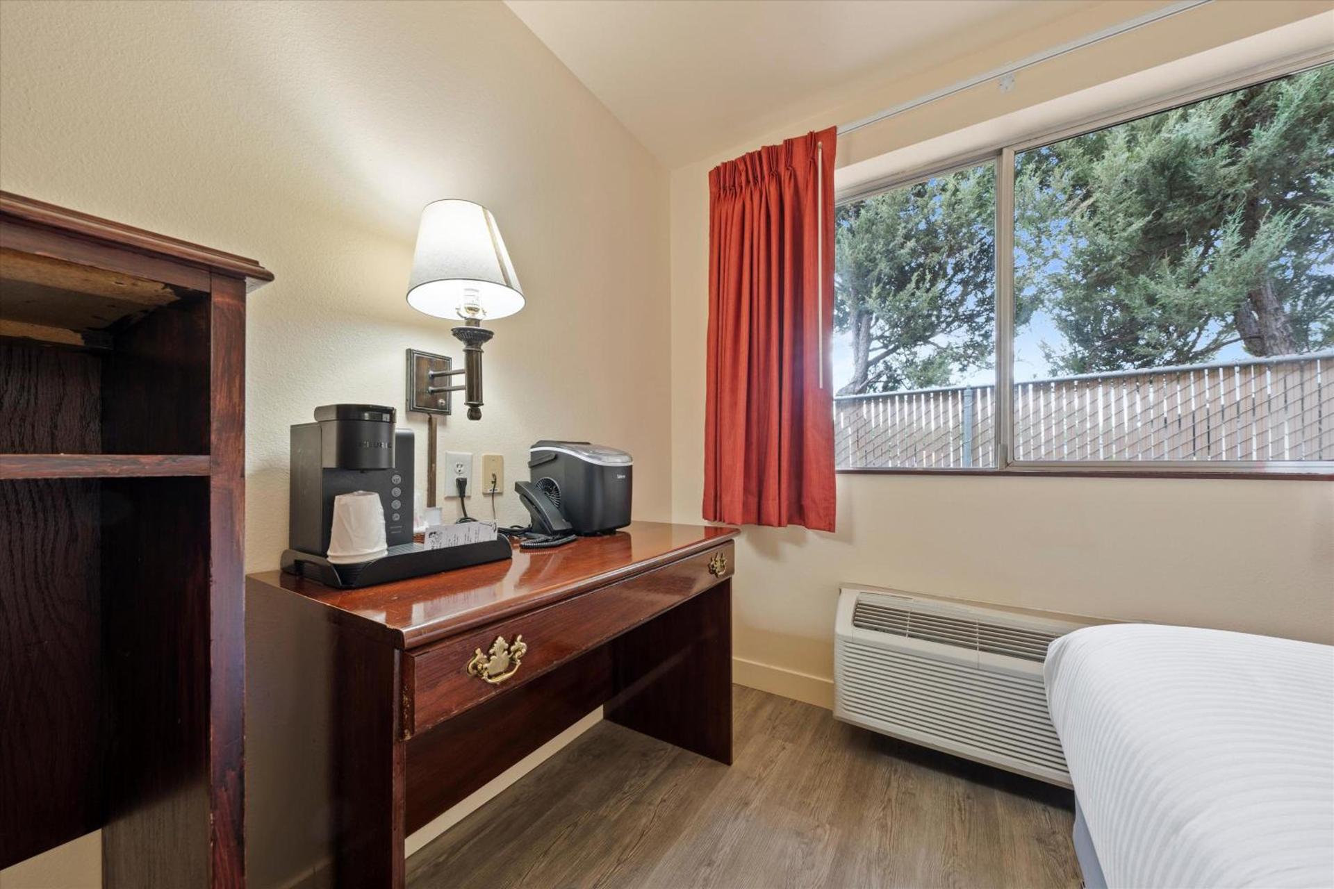 Quincy INN and Suites photo 55
