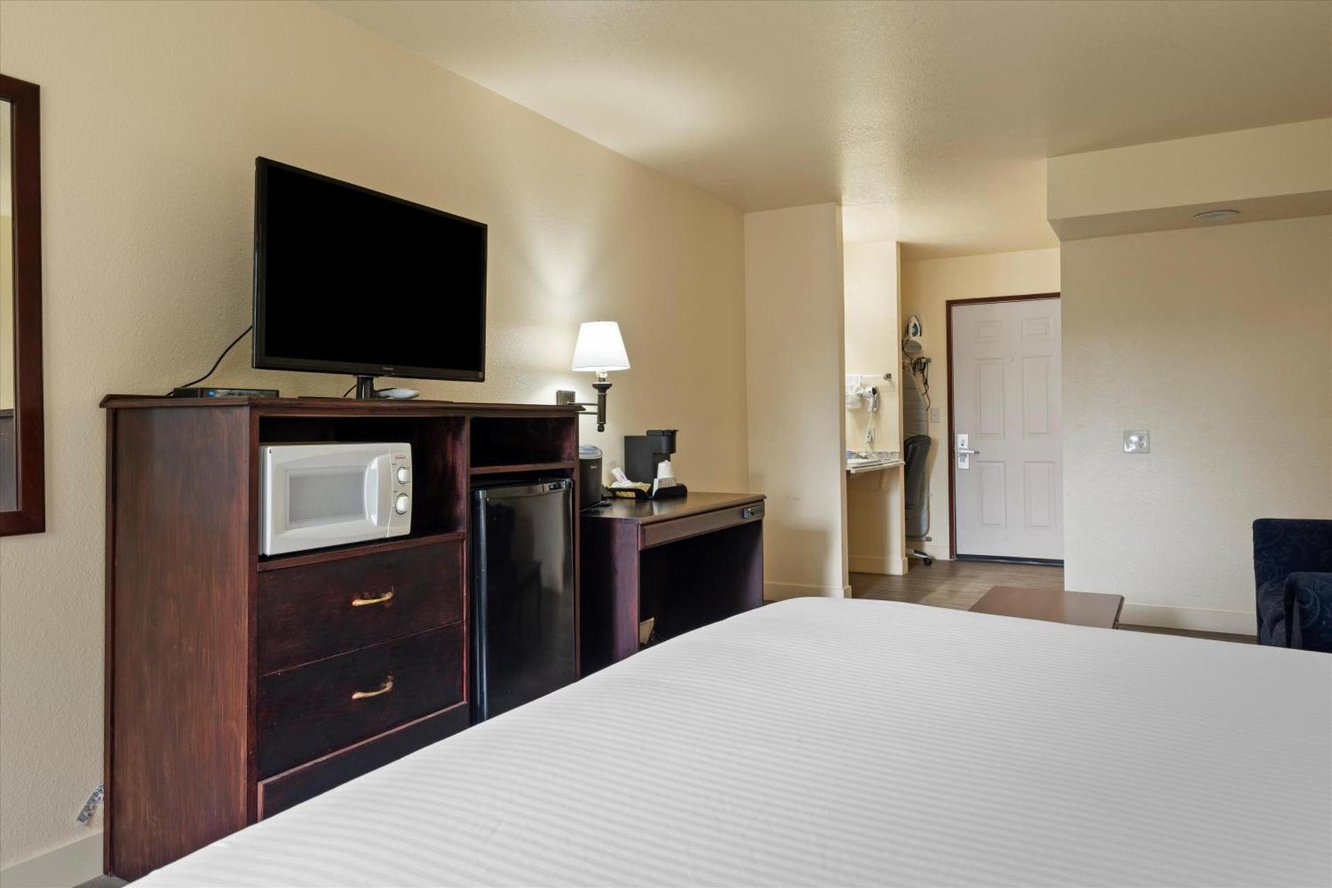 Quincy INN and Suites photo 67