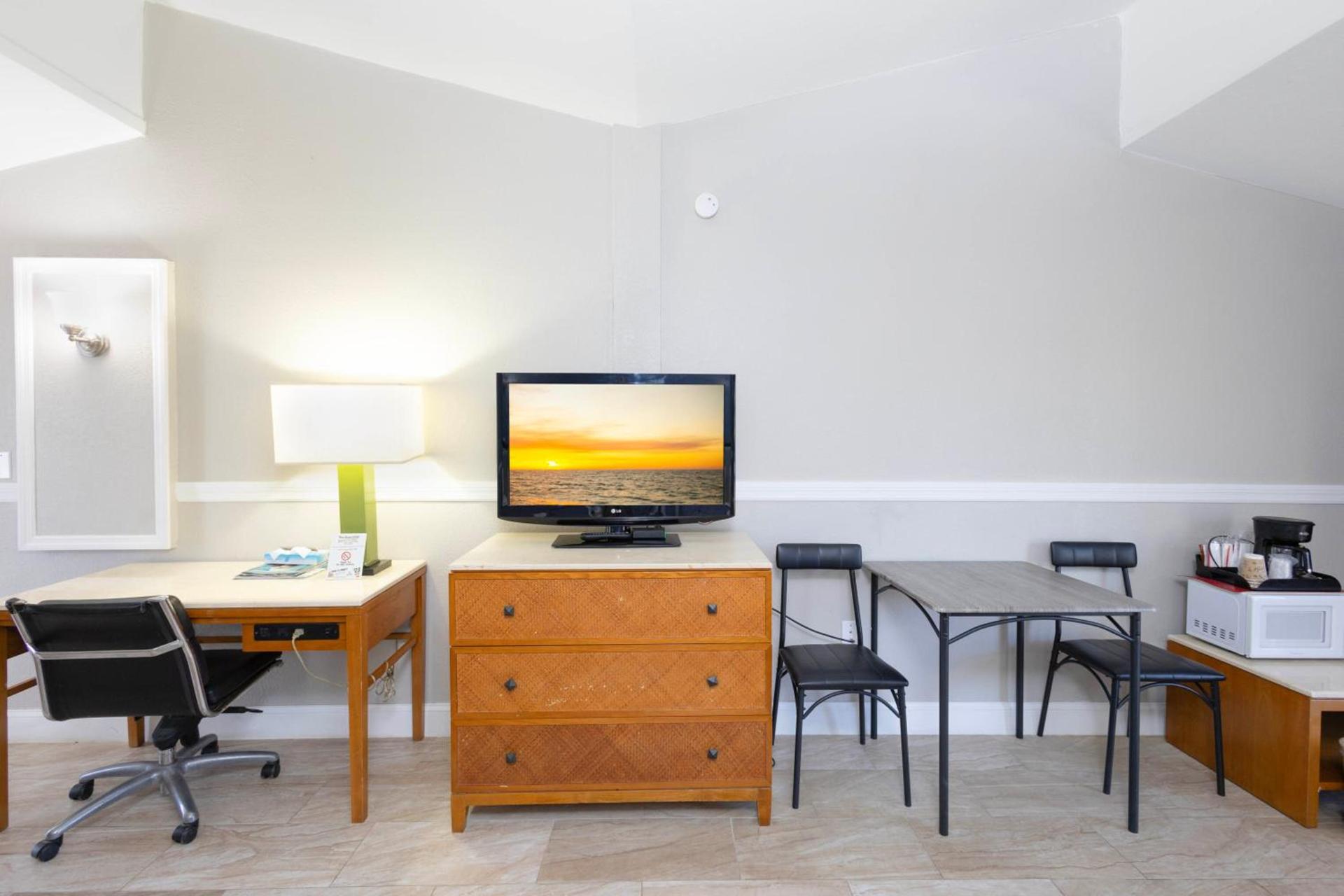Warm Mineral Springs Motel photo 11