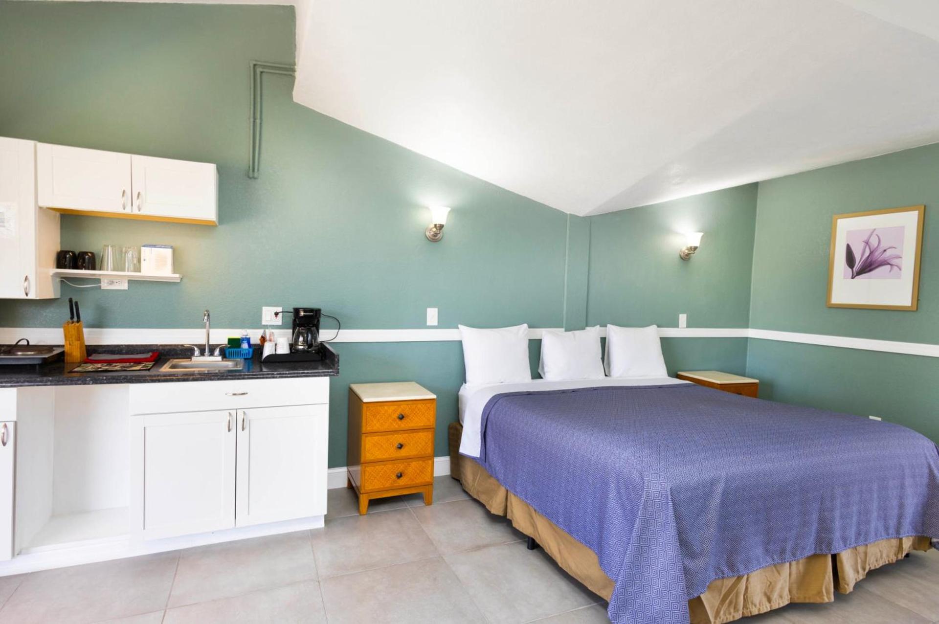 Warm Mineral Springs Motel photo 9