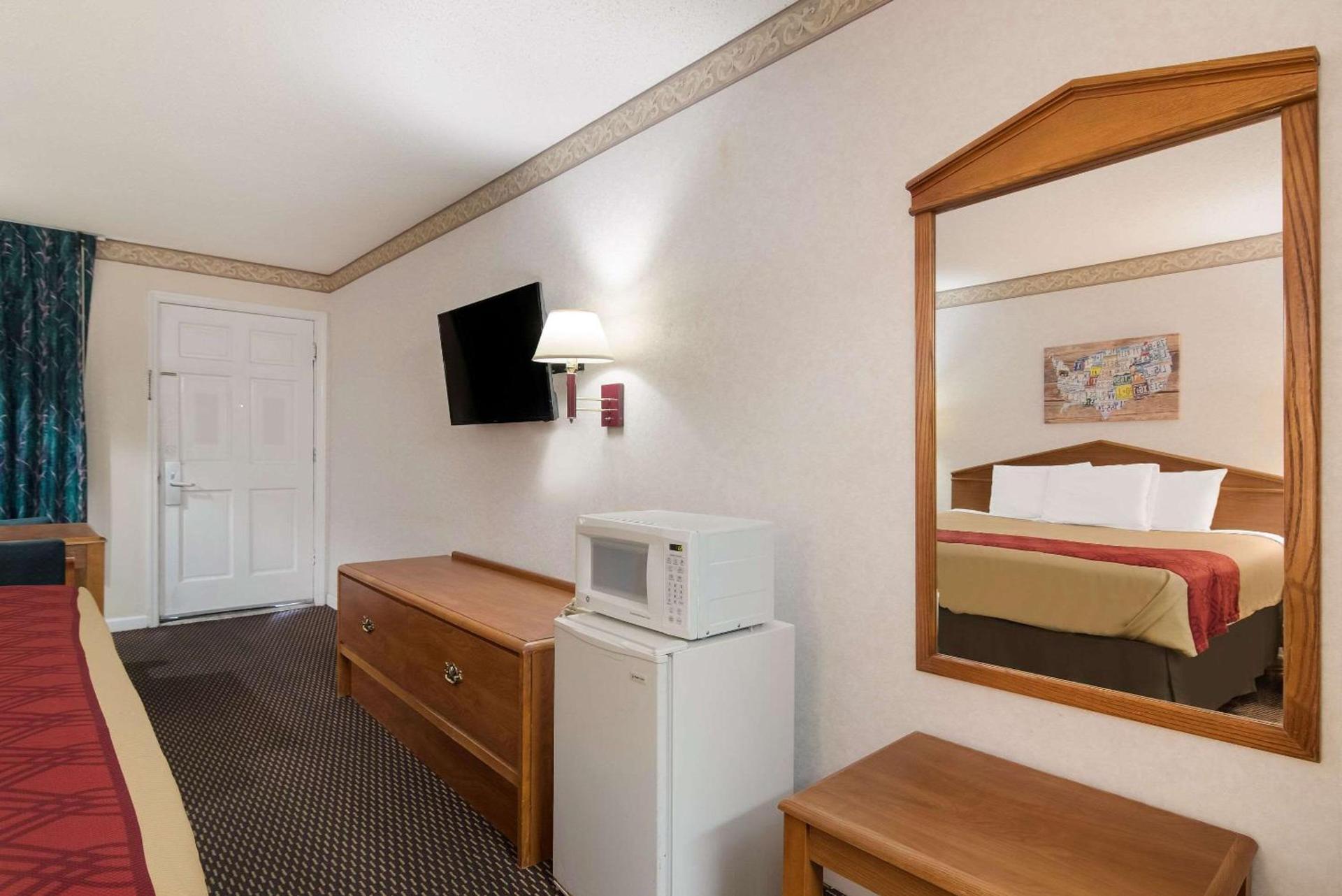Econo Lodge Calhoun North Damascus photo 15