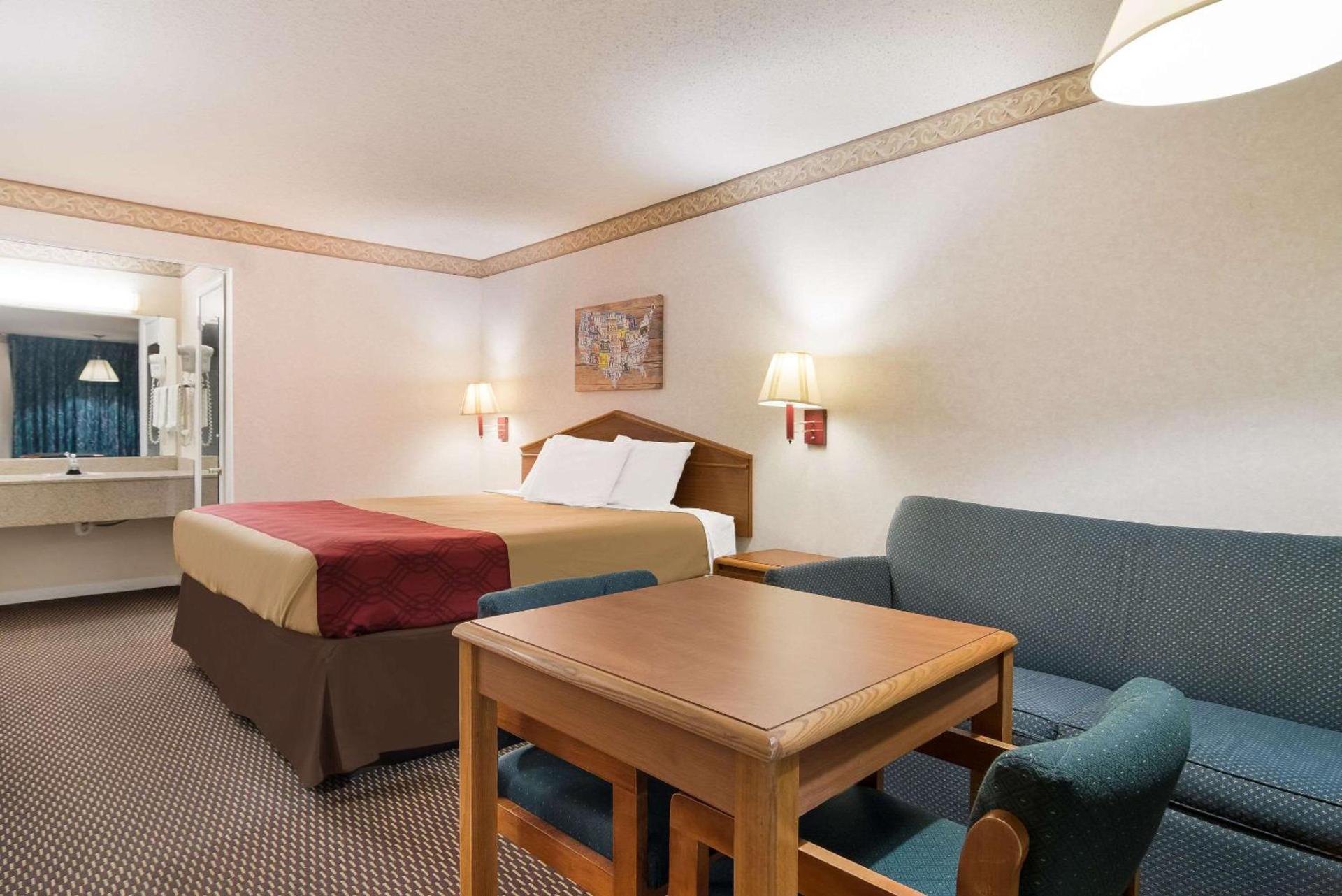Econo Lodge Calhoun North Damascus photo 16