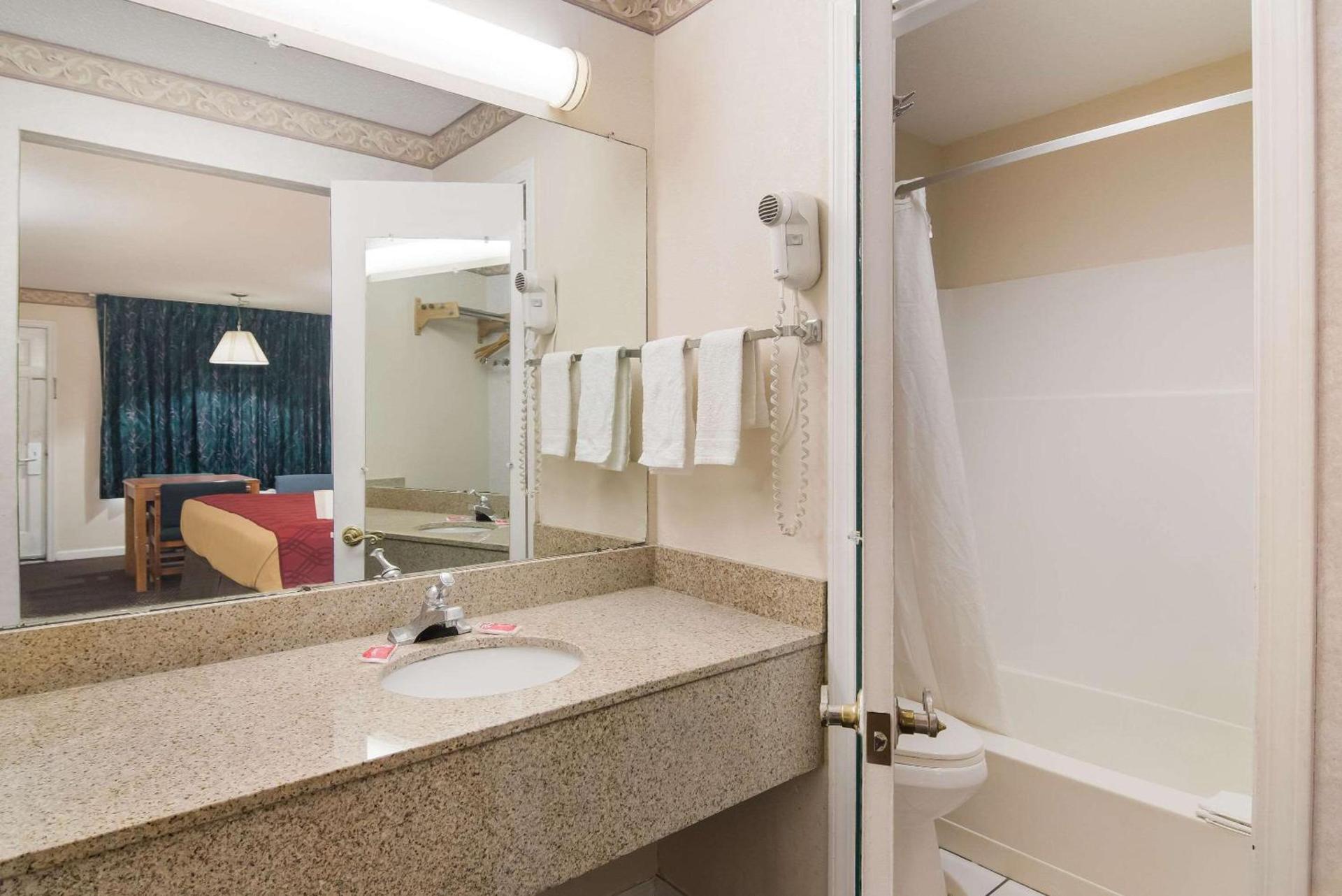 Econo Lodge Calhoun North Damascus photo 17