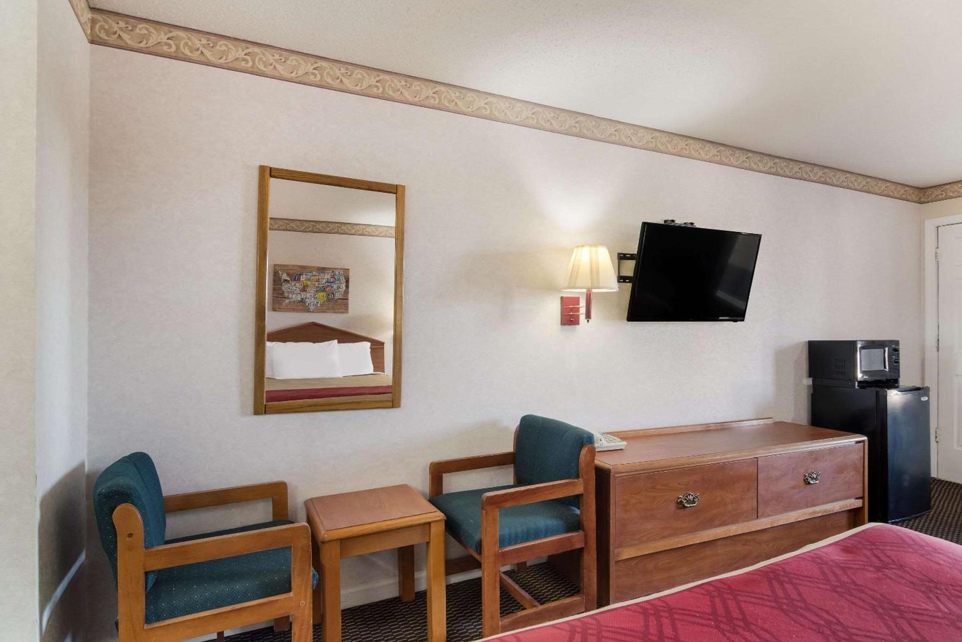 Econo Lodge Calhoun North Damascus photo 20