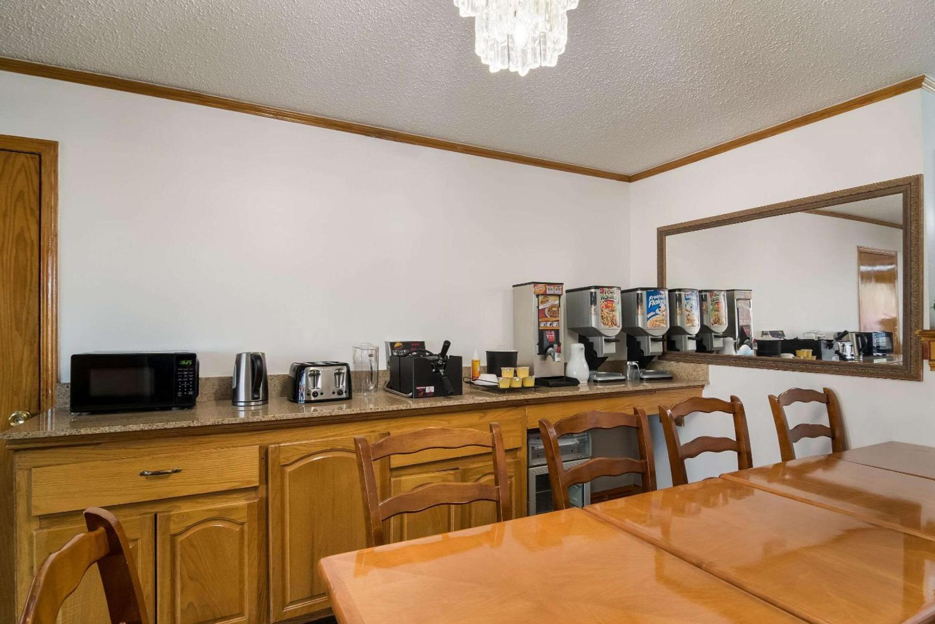 Econo Lodge Calhoun North Damascus photo 27