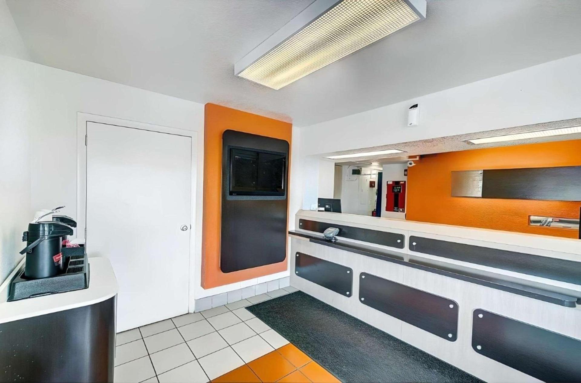 Motel 6 Thornton photo 2