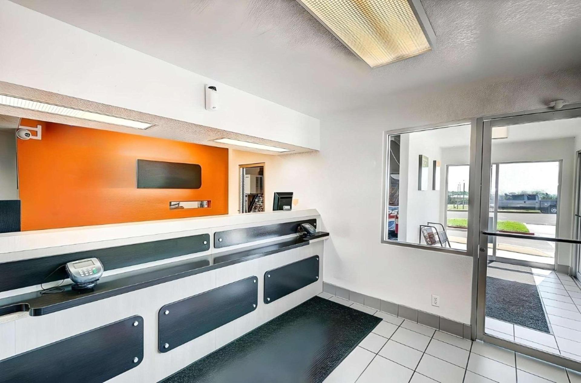 Motel 6 Thornton photo 3