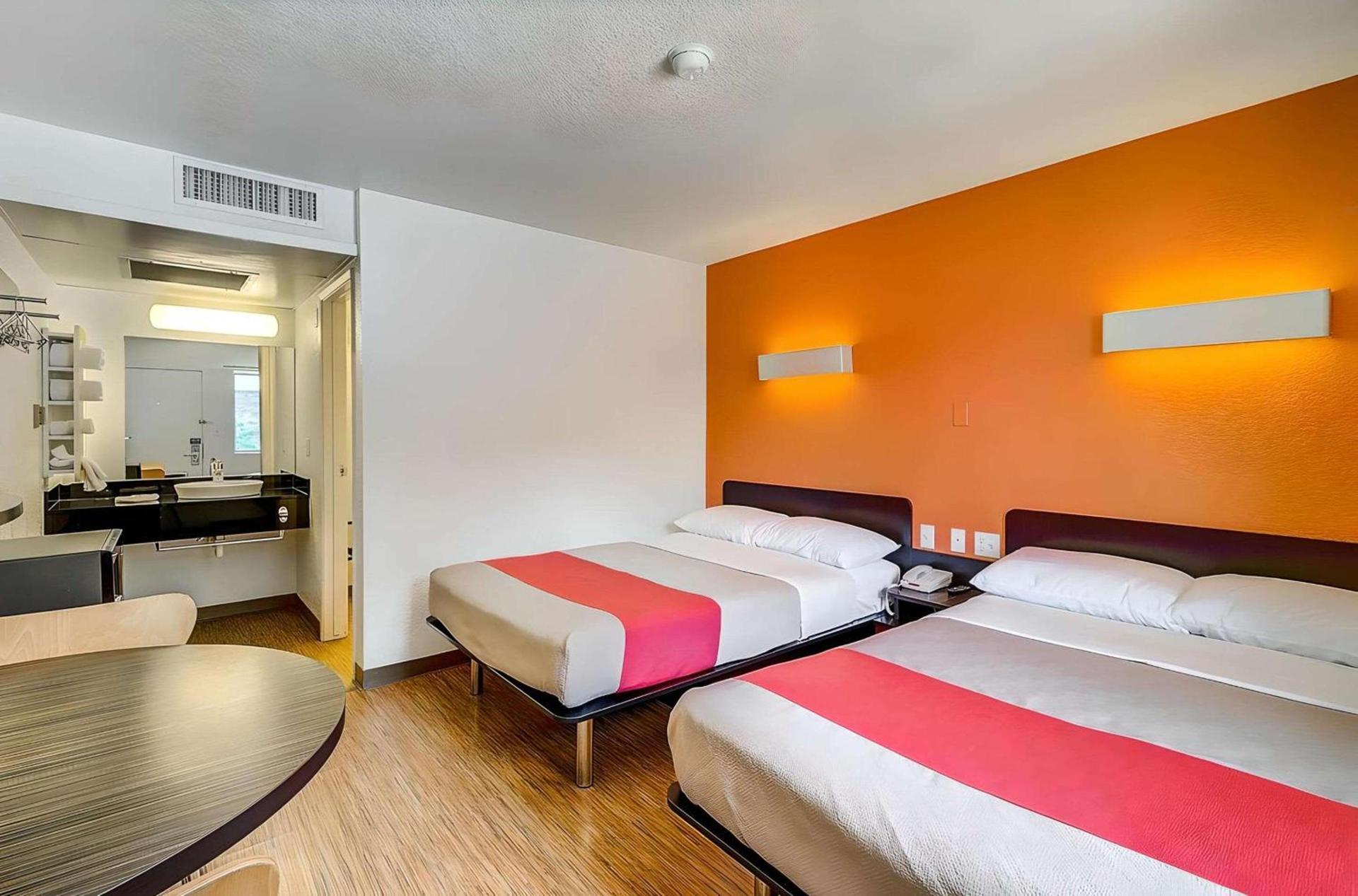 Motel 6 Thornton photo 4