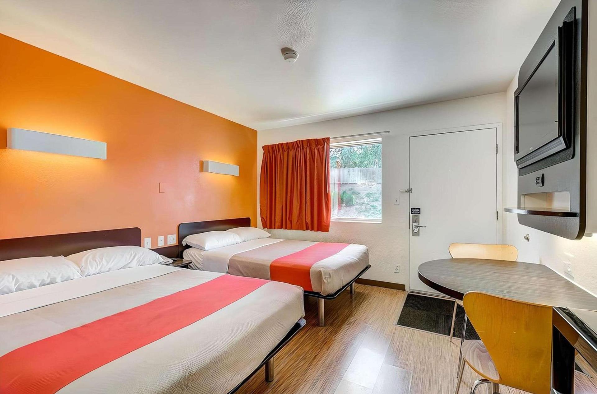 Motel 6 Thornton photo 7