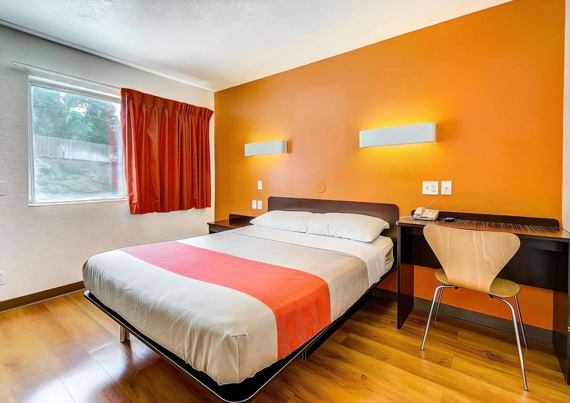 Motel 6 Thornton photo 8