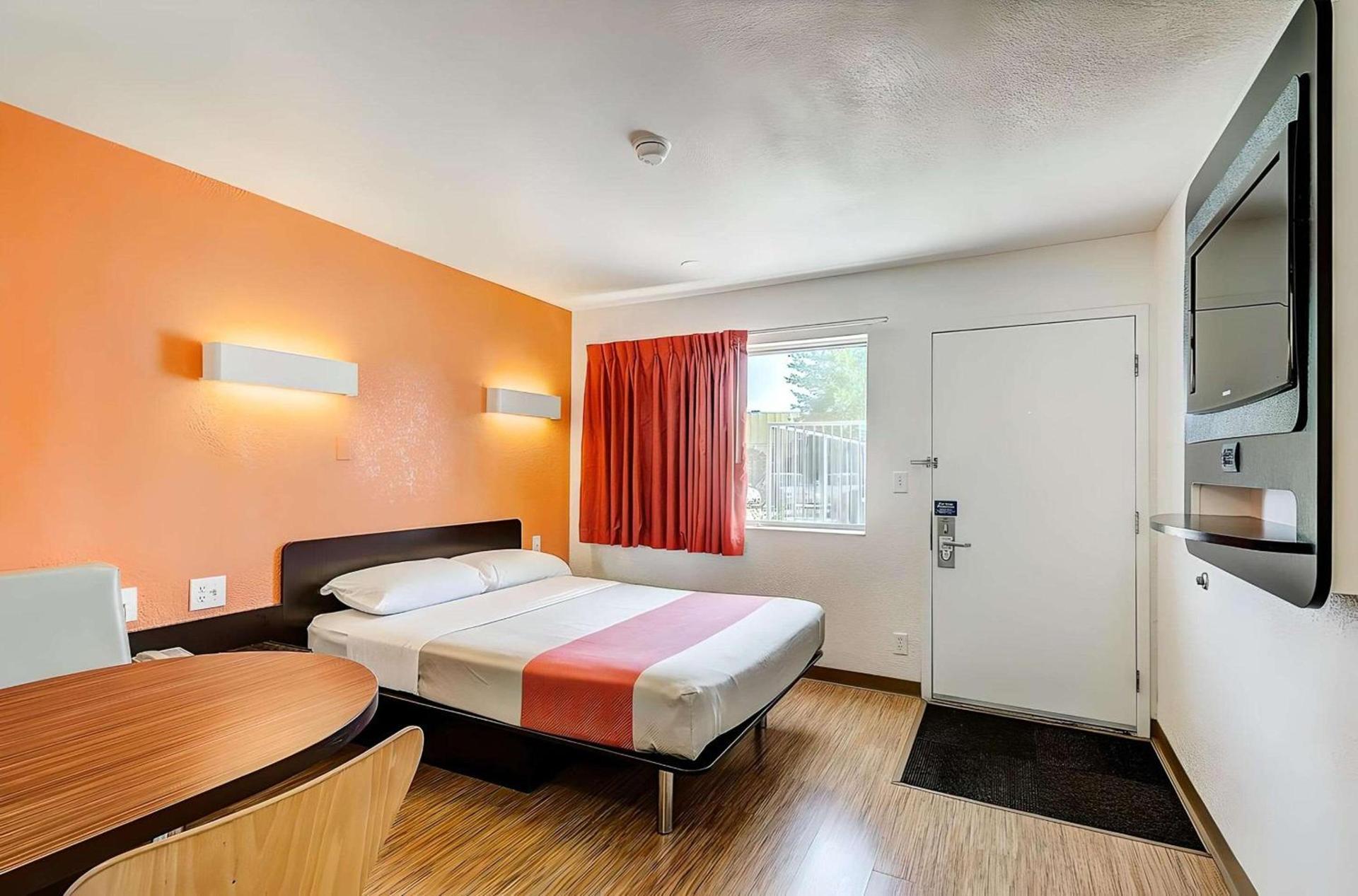 Motel 6 Thornton photo 10