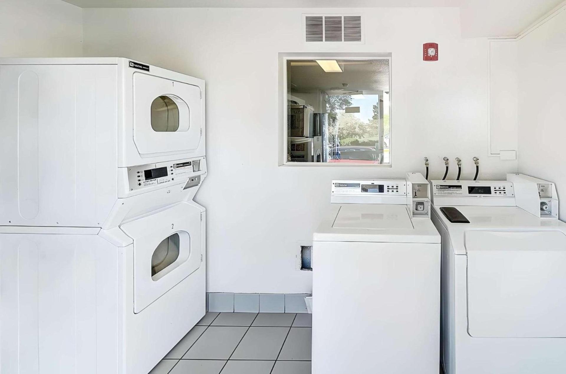 Motel 6 Thornton photo 13