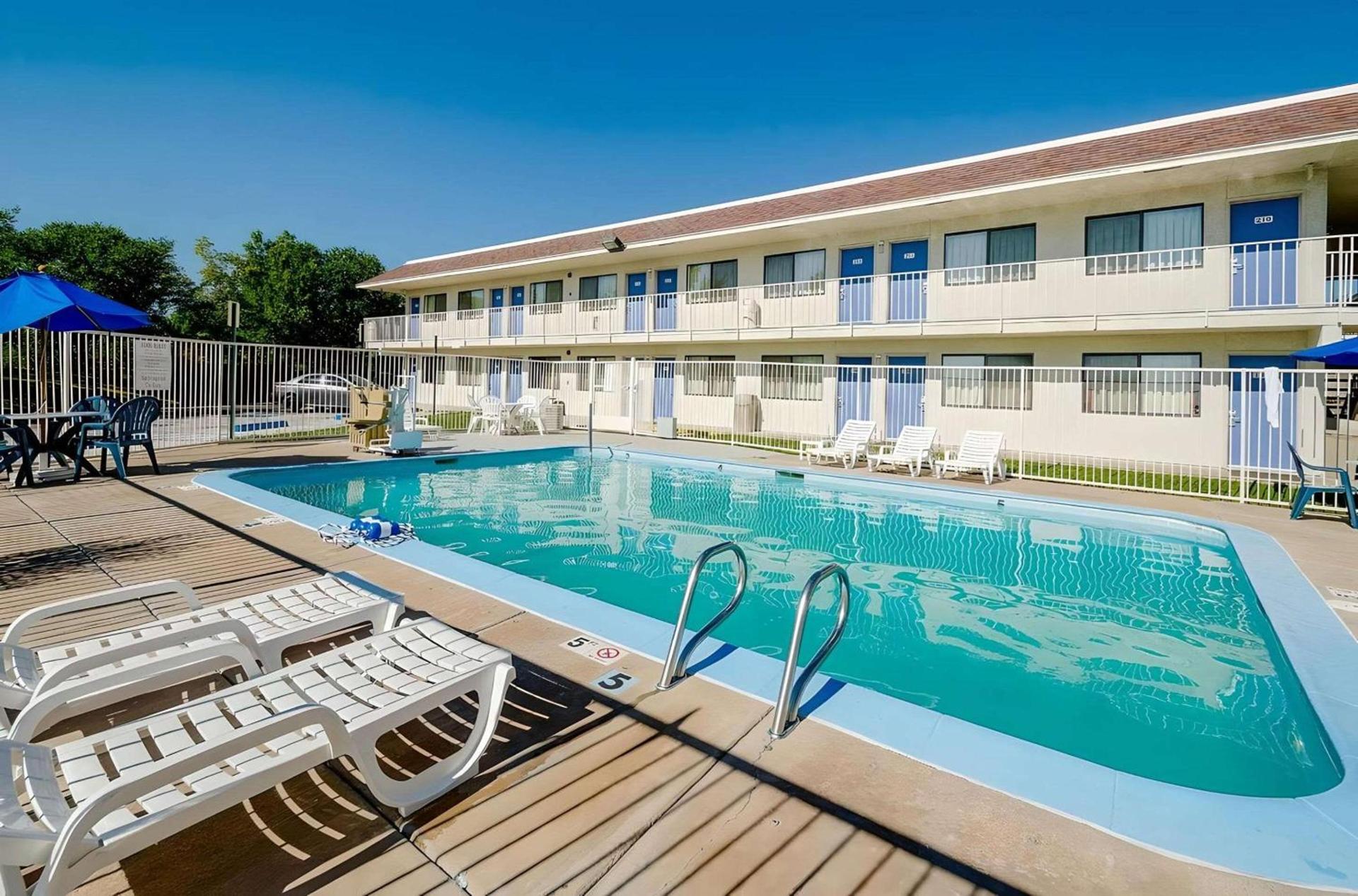 Motel 6 Thornton photo 12