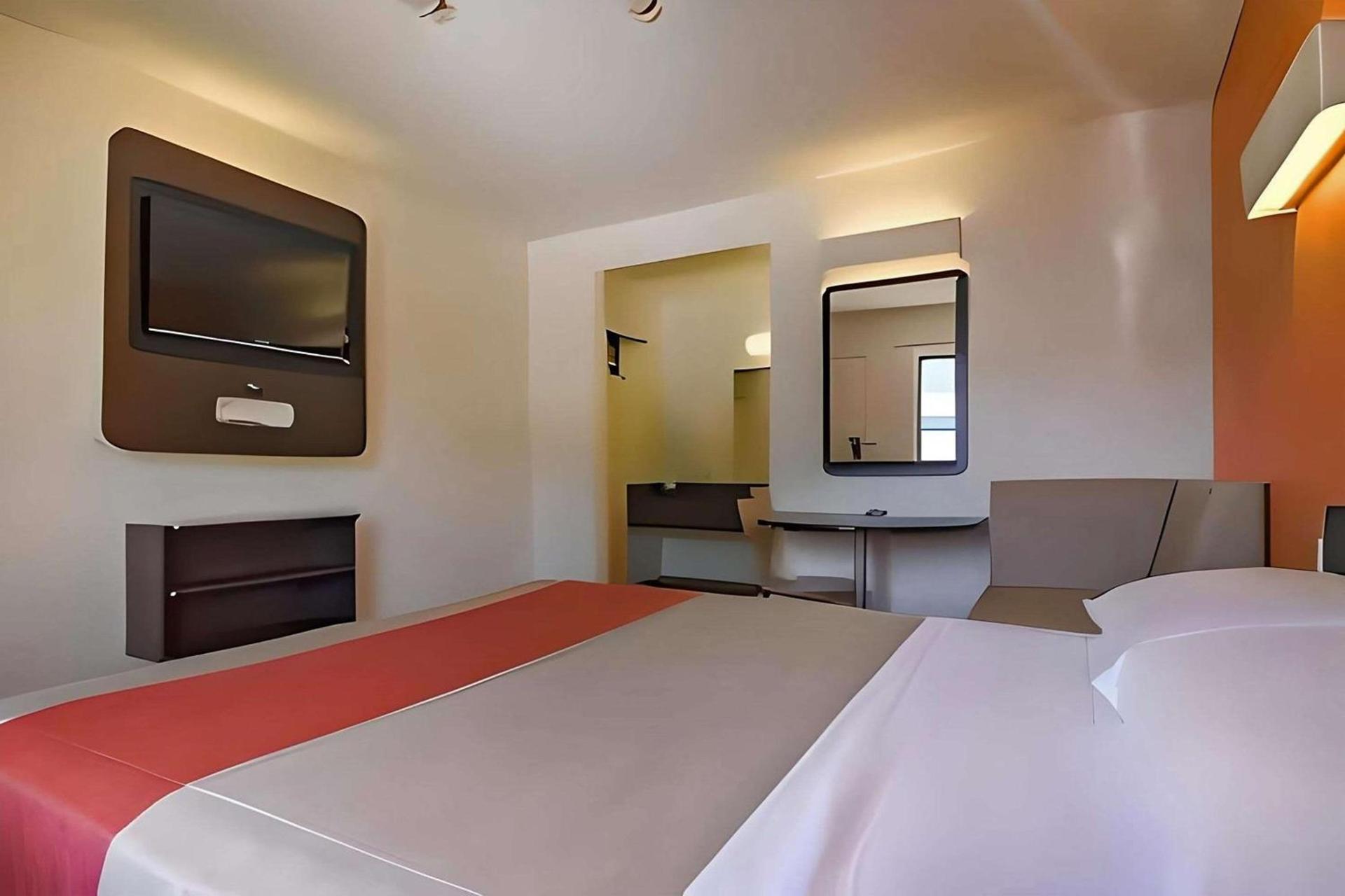Motel 6 Las Vegas, NV – I-15 Stadium photo 37