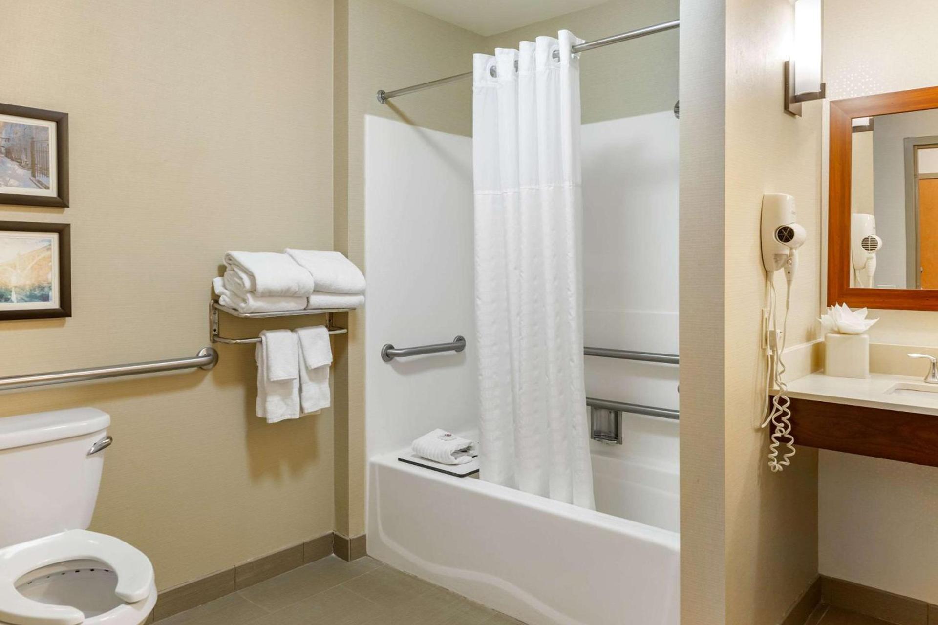 Comfort Suites Lancaster Amish Country photo 5