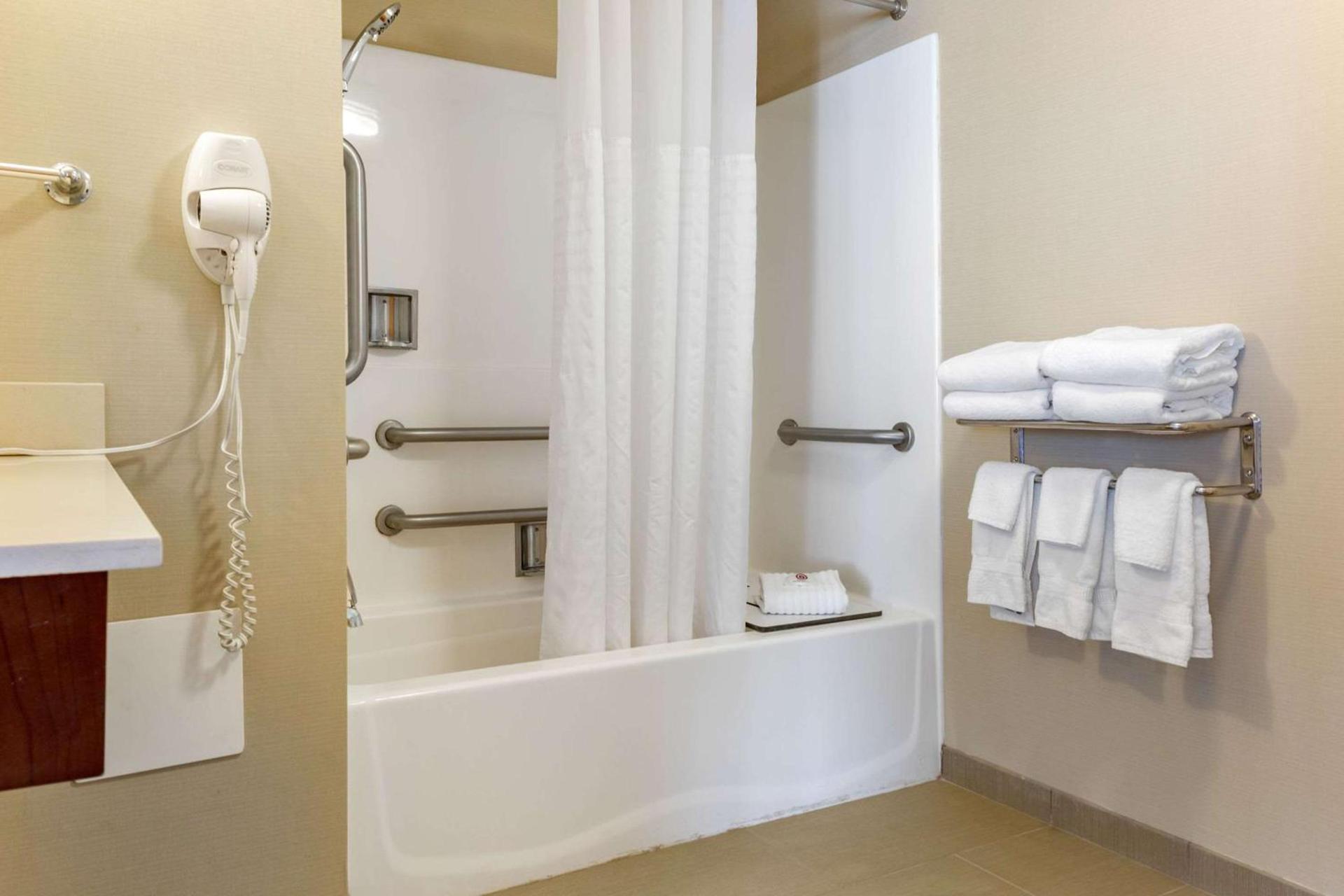 Comfort Suites Lancaster Amish Country photo 6