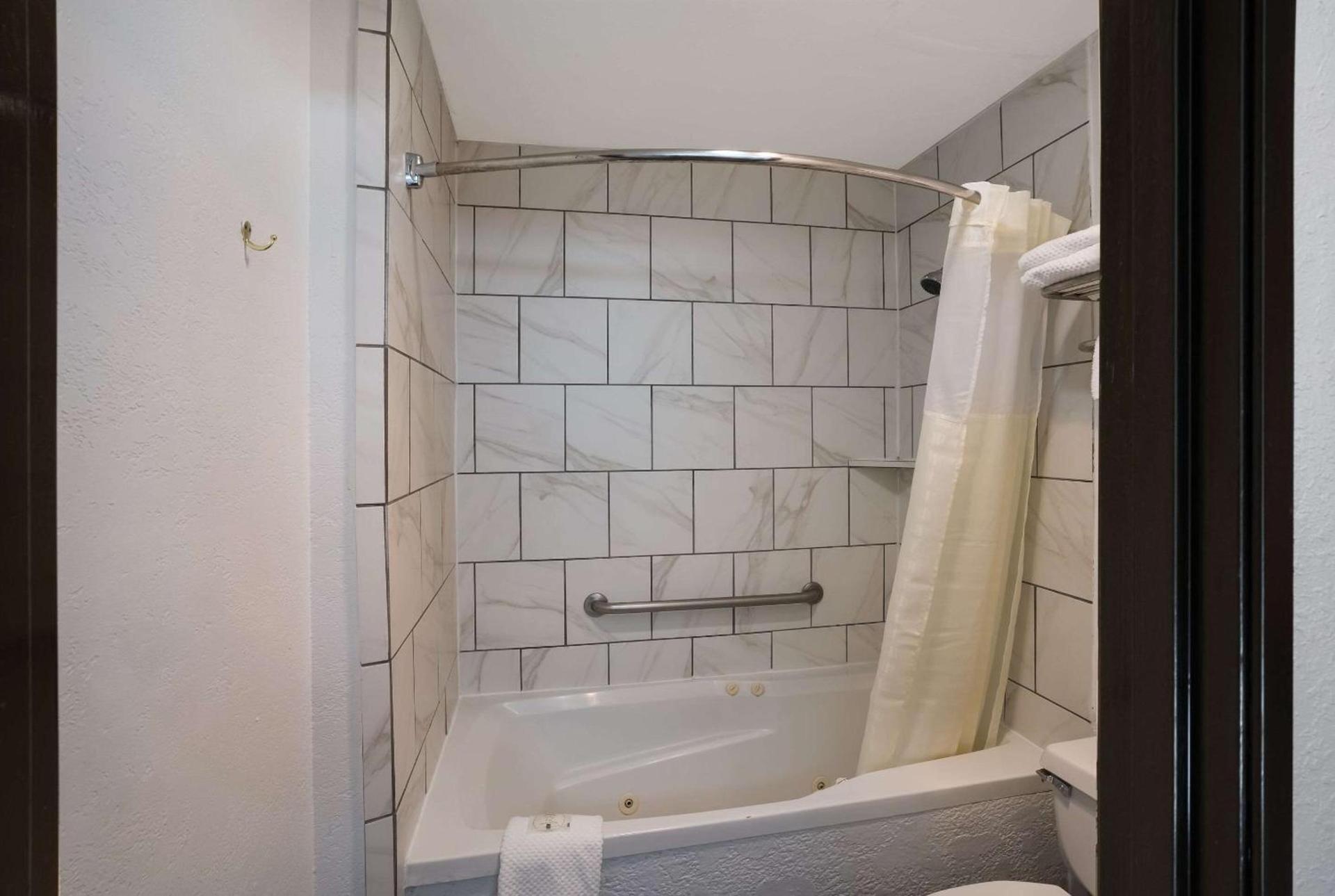 Quality Inn & Suites Junction photo 28