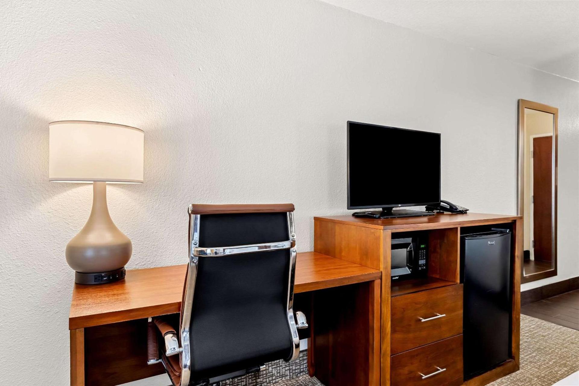 Comfort Inn University photo 17
